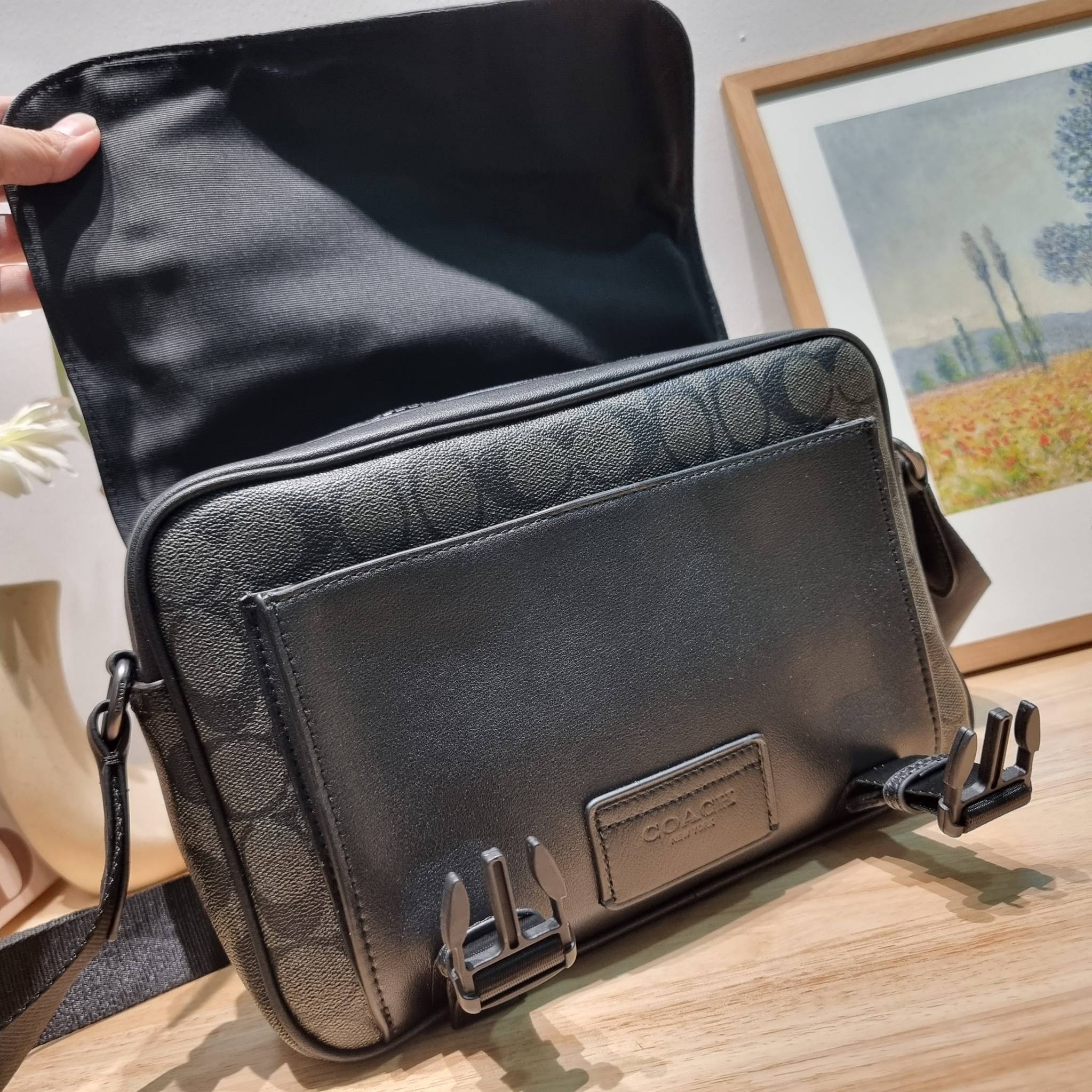 Coach Track Crossbody In Signature Canvas C3747 หล่อบอกต่ออีกหนึ่ง กระเป๋าสะพายทรงแมสเซ็นเจอร์ รุ่นเอาใจหนุ่มๆ ดีไซน์คลาสสิค สุดหรู ดูแพง วัสดุหนังแท้สลับหนังแคนวาส ฝากระเป๋ามีตัวล็อคแน่นหนา เปิดมามีซิปปิดกันหล่นได้อีก ด้านหลังมีช่องย่อย ภายในโล่งกว้าง แบ