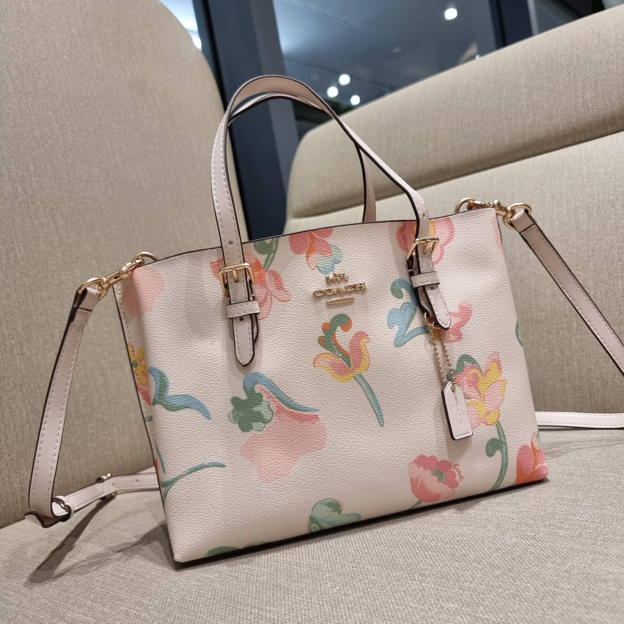 COACH C8217 MOLLIE TOTE 25 WITH DREAMY LAND FLORAL PRINT คอลใหม่ล่าสุด ยังไม่เข้า shop ไทย สวยๆแบบไม่ต้องรอพรีฯให้ยาวนาน กับกระเป๋าโท้ทไซส์เล็กที่สาวๆต่างก็ต้องปักใจรัก สวยสมใจ ดีไซน์ลวดลายดอกไม้ คละเคล้าเต็มใบ ละมุน สดใส น่าใช้สุดๆ วัสดุหนังแคนวาส ภายในโ