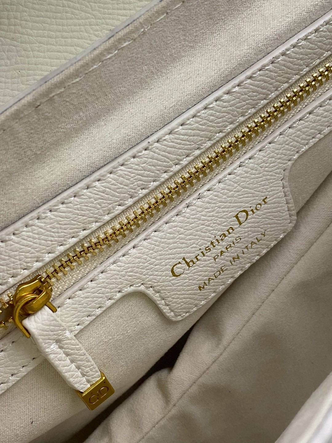 ORI หนังแท้ | DIOR Saddle Bag with Strap Grained Leather กระเป๋าถือ/สะพายทรงอานม้า รุ่นยอดนิยมที่มีเอกลักษณ์สวยงามเหนือกาลเวลา ลูกเล่นห้อยด้วยตัวอักษร D ตรงหูหิ้วมีกิมมิค CD สวยหรูดูแพง