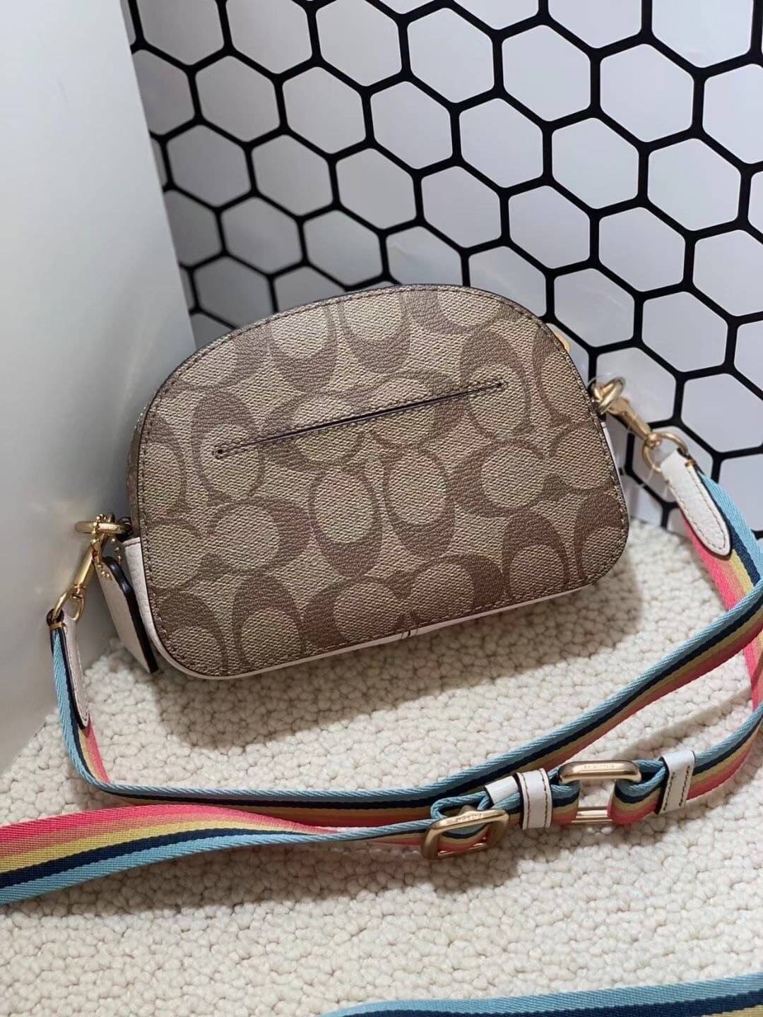 OUTLET 】COACH SNOOPY x PEANUTS MINI SERENA SATCHEL IN SIGNATURE CANVAS sling crossbody 4238 Coach Original Limited Edition Collection กระเป๋าครอสบอดี้ทรงยอดฮิต ขนาดกะทัดรัด คอลเลคชั่นพีนัท รุ่นนี้สามารถใช้ยูนิเซ็กส์ได้เลย สาวๆหนุ่มๆได้หมดไม่เกี่ยง!! รูปทร