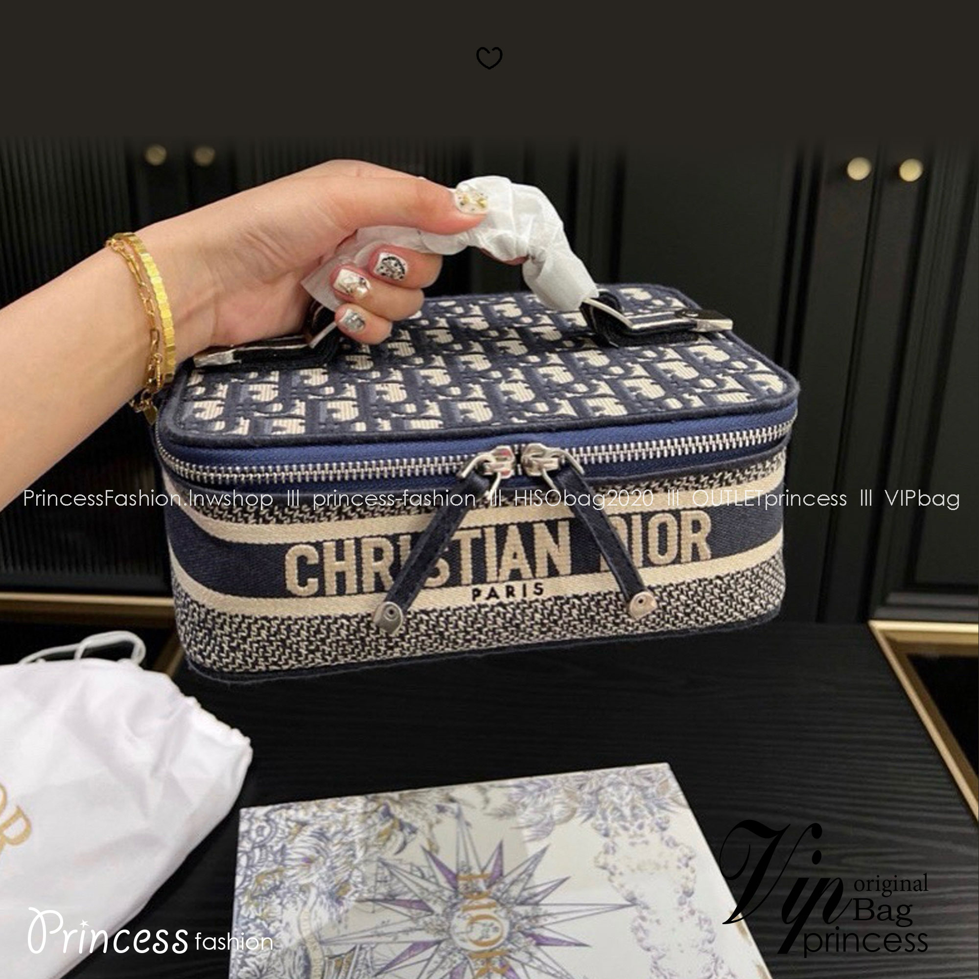 กระเป๋าใส่เครื่องสำอางใบกลาง จุของได้เยอะ มาพร้อมกับลวดลาย Oblique ปักอย่างประณีตและประดับด้วยสัญลักษณ์ Christian Dior Paris มาพร้อมสายสะพายและหูจับในตัว ปรับเปลี่ยนใช้งานได้ตามสไตล์ บอกเลยว่าไอเท็มนี้ฮอตมาก สาวๆห้ามพลาดเด็ดขาดเลยจ้า