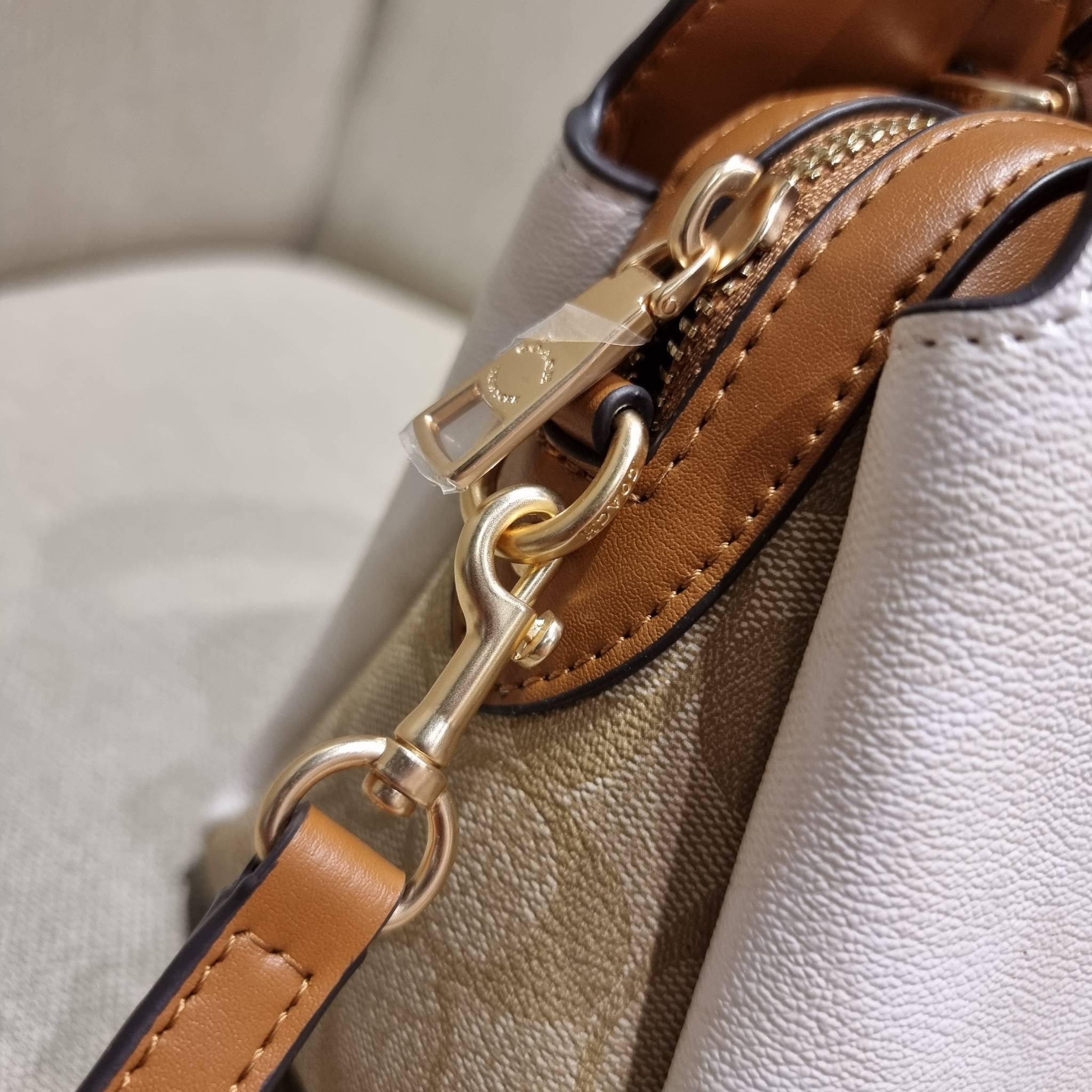 COACH C627 MINI LILLIE CARRYALL IN BLOCKED SIGNATURE CANVAS สีใหม่ล่าสุด กับรุ่นที่สุดของความขายดี คอลยอดฮิตโทนสีลูกคุณ!! กระเป๋าสะพายทรงสวย ที่ดีไซน์ออกมาให้ใช้งานง่าย สะดวก สวย หรู ดูดี!! วัสดุหนังแคนวาสเคลือบลาย มาพร้อมสายสะพายข้างและหูจับในตัว ถอดออกถ