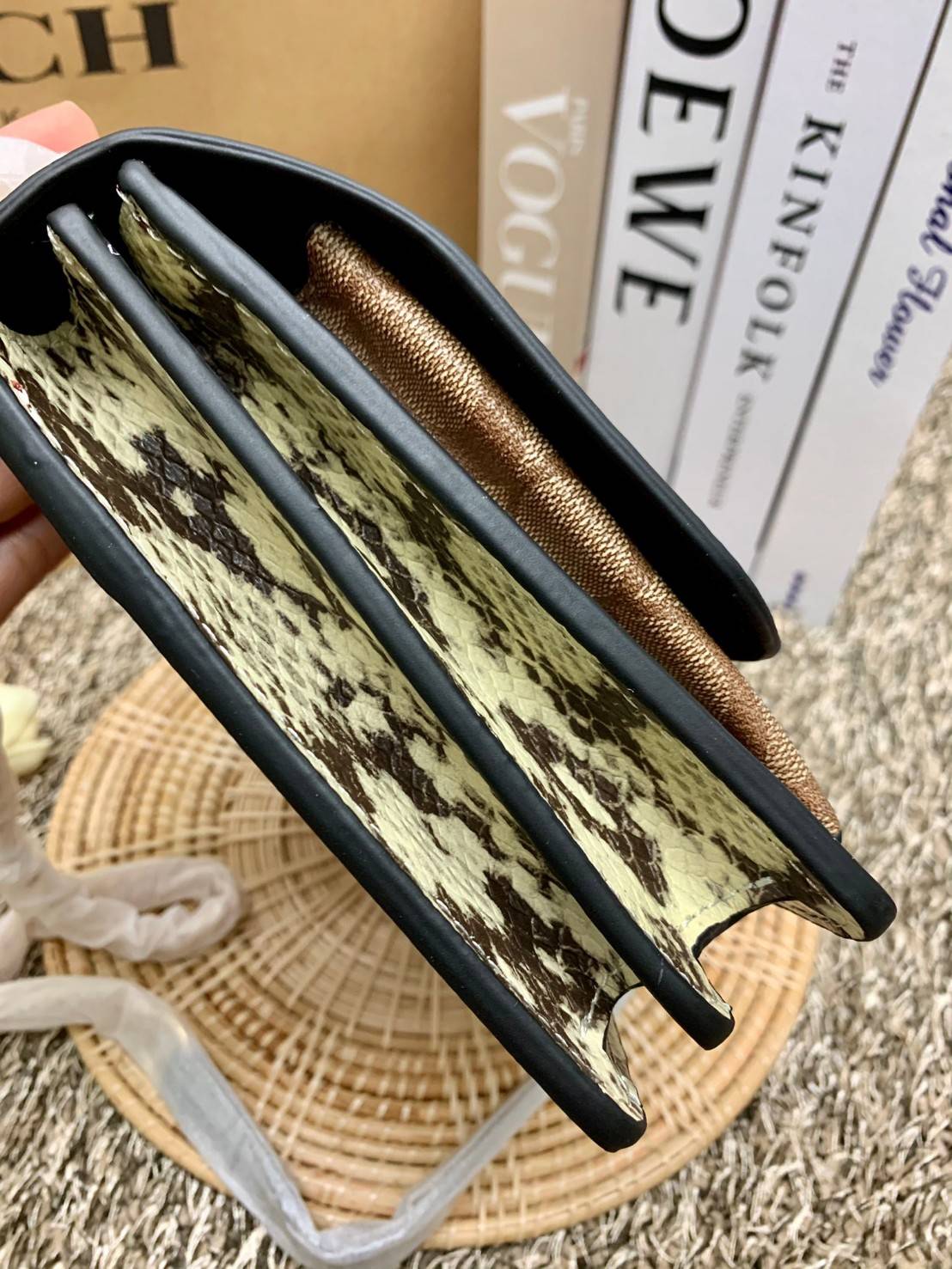 พร้อมส่งถึง8สี ห้ามพลาดค่ะ! COACH KLARE CROSSBODY BAG ((91019//91174//90400//1424//90635)) พร้อมส่งที่ไทย กระเป๋าสะพายครอสบอดี้ร์หรือสามารถทบเป็นสายคู่คล้องไหล่ได้ด้วยค่ะ หนังแท้ แต่ละสีทำลายหนังได้สวยงามแตกต่างกันออกไปนะคะ ✔️ห้อยด้วยป้ายแบรนด์แบบโ