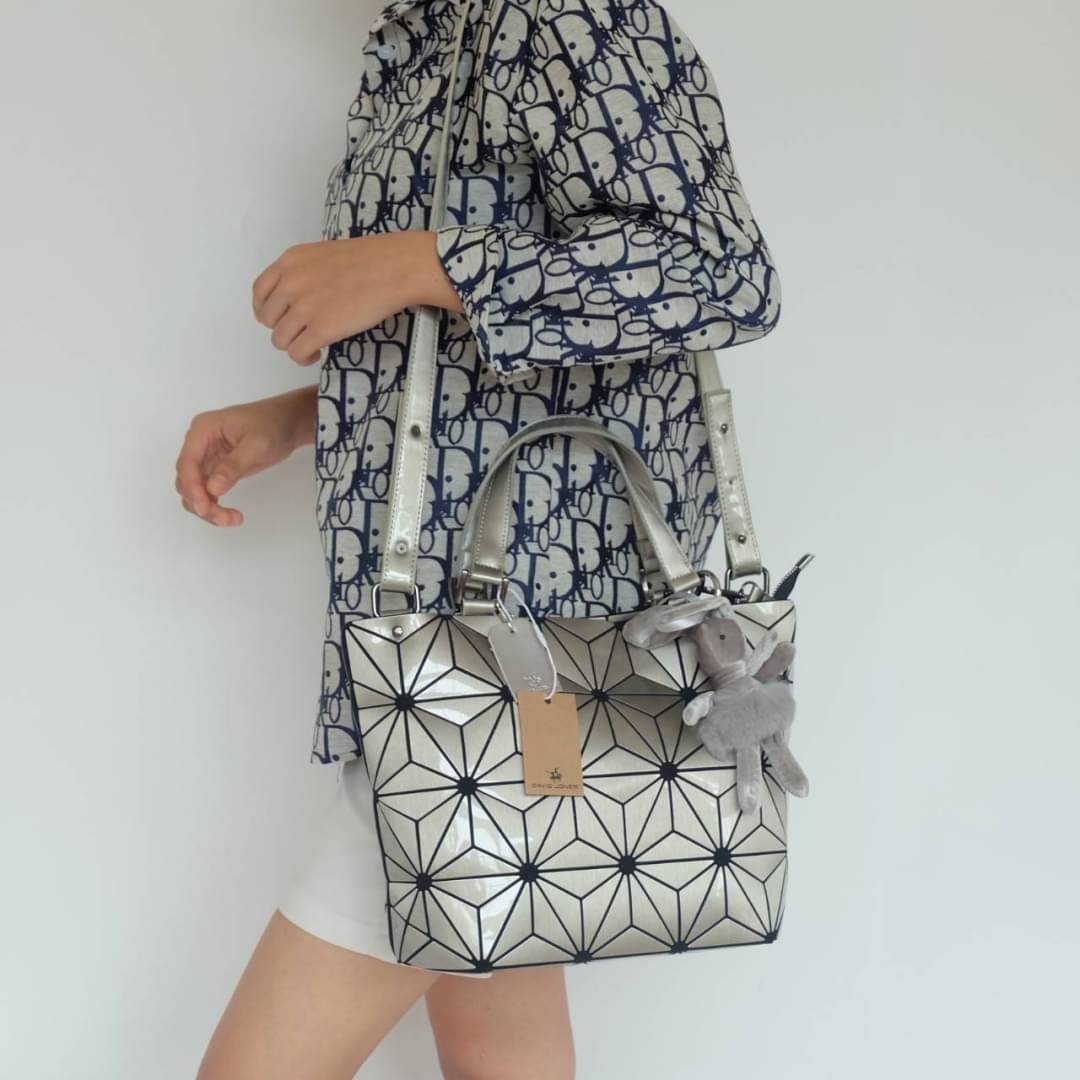 David Jones กระเป๋าสะพายข้างดีไซน์เกร๋มาก สีสวยหรูมาก ขนาดกะลังดีเลย น้ำหนังเบามากคะ สีใหม่ Bright gold