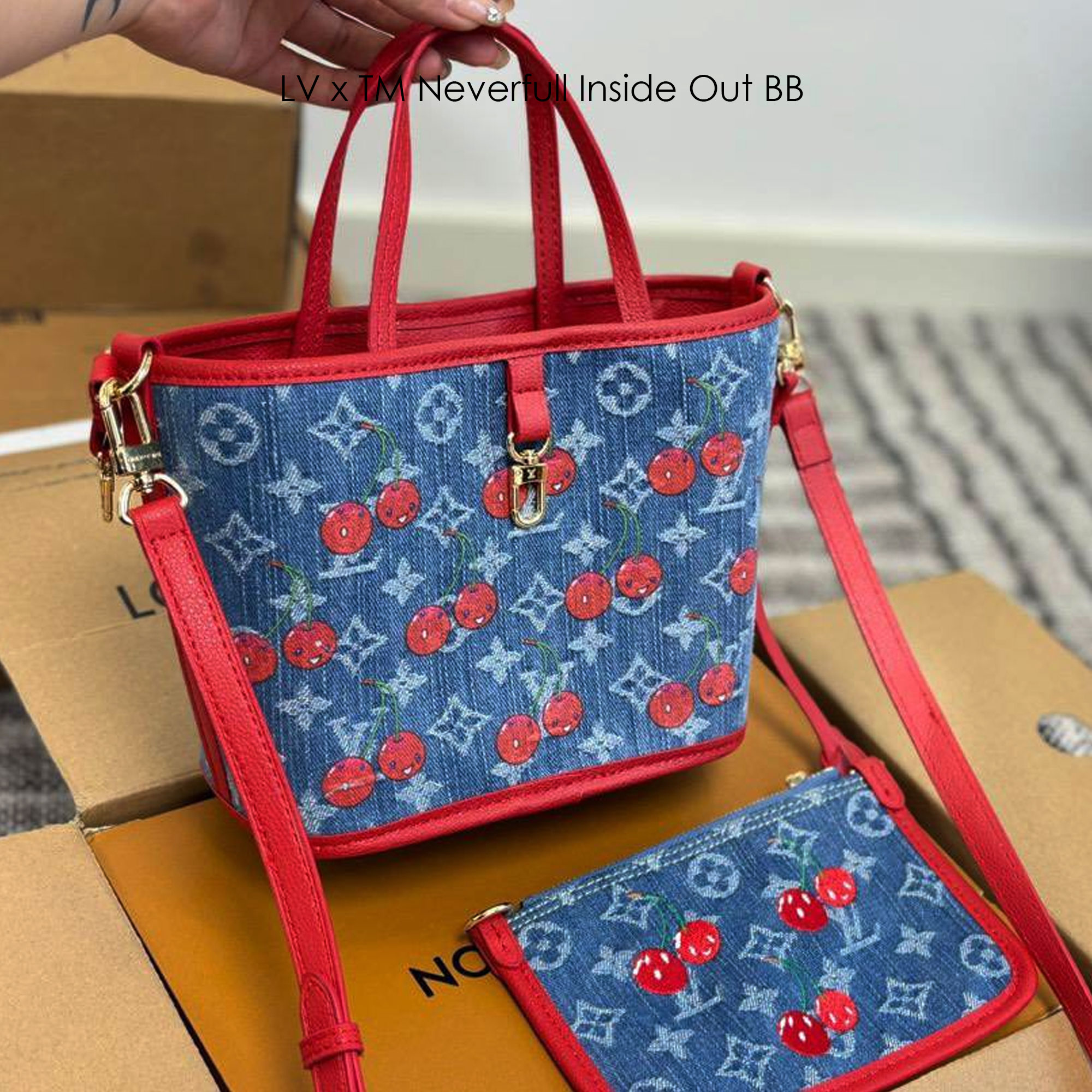 LV x TM Neverfull Inside Out BB Monogram cherry denim 20cm กระเป๋าสะพายทรงโท้ทพร้อมใบเล็กเข้าเซ็ท โดดเด่นมีชีวิตชีวา ด้วยเดนิมวินเทจปักลายเชอร์รี่สีสันสดใสสะดุดตาสะท้อนสไตล์ไอคอนิก