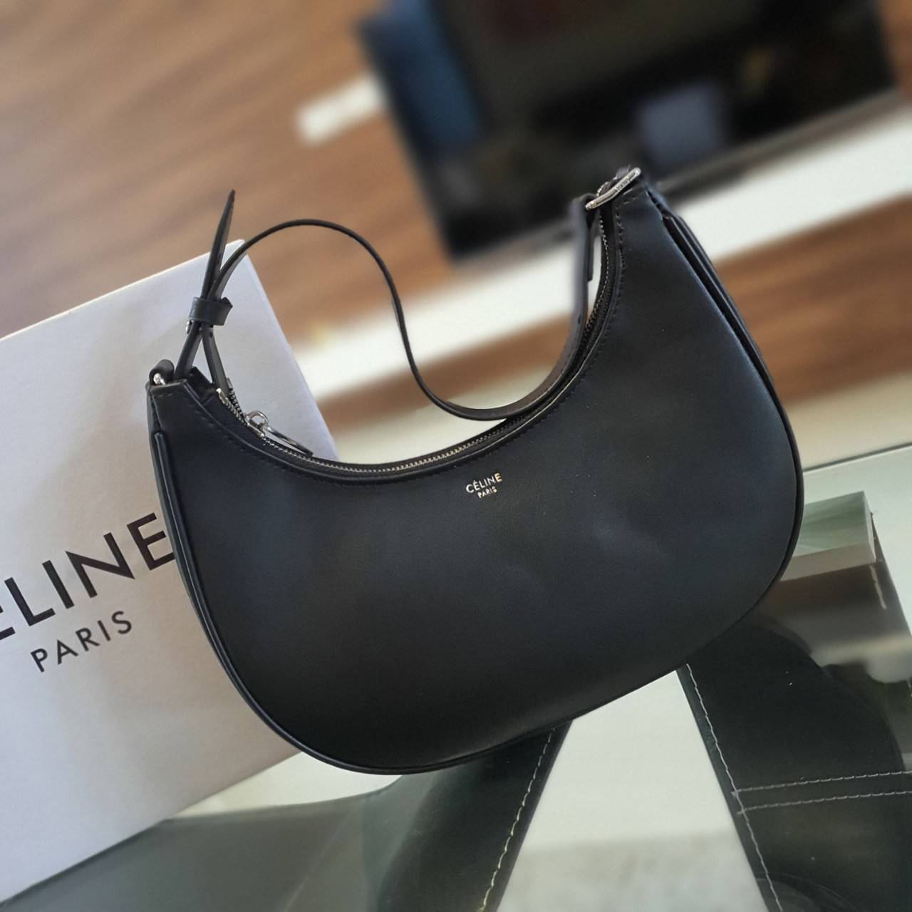 CELINE SHOULDER BAG VIP GIFT WITH PURCHASE (GWP) AVA BAG IN SMOOTH CALFSKIN พรีเมี่ยมกิ๊ฟ Limited Edition จาก CELINE HAUTE PARFUME DUTYFREE COUNTER วัสดุหนังสังเคราะห์เรียบสวย ดีไซน์สวยหรูฮิตสุดในเกาหลี! หนังสวยอยู่ทรงกันน้ำ เปิดปิดด้วยซิปแบรนด์ ภายในโล่ง