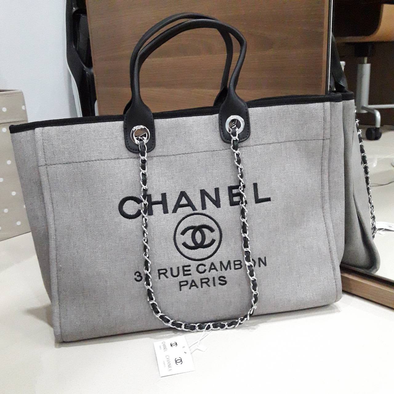 สีใหม่เข้าค้า ~~ รุ่นที่สาวๆรอคอย Chanel tote canvas bag จากงานพรีเมี่ยม VIP GIFT รุ่นดังเลยค้า Size ใหญ่อลัง บอกเลยว่า **งานดีที่สุด ตัวกระเป๋า กระเป๋าผ้าเป็นผ้า canvas เนื้อดีสมราคา สัมผัส นุ่มลื่นมือมากกกก อะไหล่เงินปั้มแบรนด์แท้ทั้งใบ ด้านหน้าปัก logo