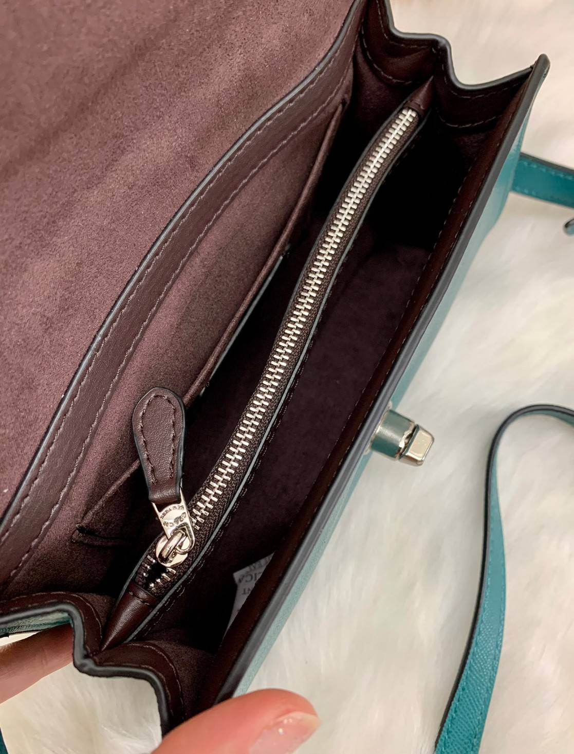 COACH TILLY SATCHEL 23 ((C1802//C1439/C1435)) พร้อมส่งที่ไทยทันทีค่ะ! กระเป๋าสะพายครอสบอดี้ร์หรือหิ้วก็เก๋ไปอีกค่ะ หนังแท้สวยงาม เปิดปิดกระเป๋าแบบหมุนล็อค ภายในมี2ช่องหลัก ใส่กระเป๋าเงินใบกลางได้;มือถือได้ทุกรุ่น;ของจำเป็นสาวๆได้ครบค่ะ;มีช่องซิปกลางและช่อ