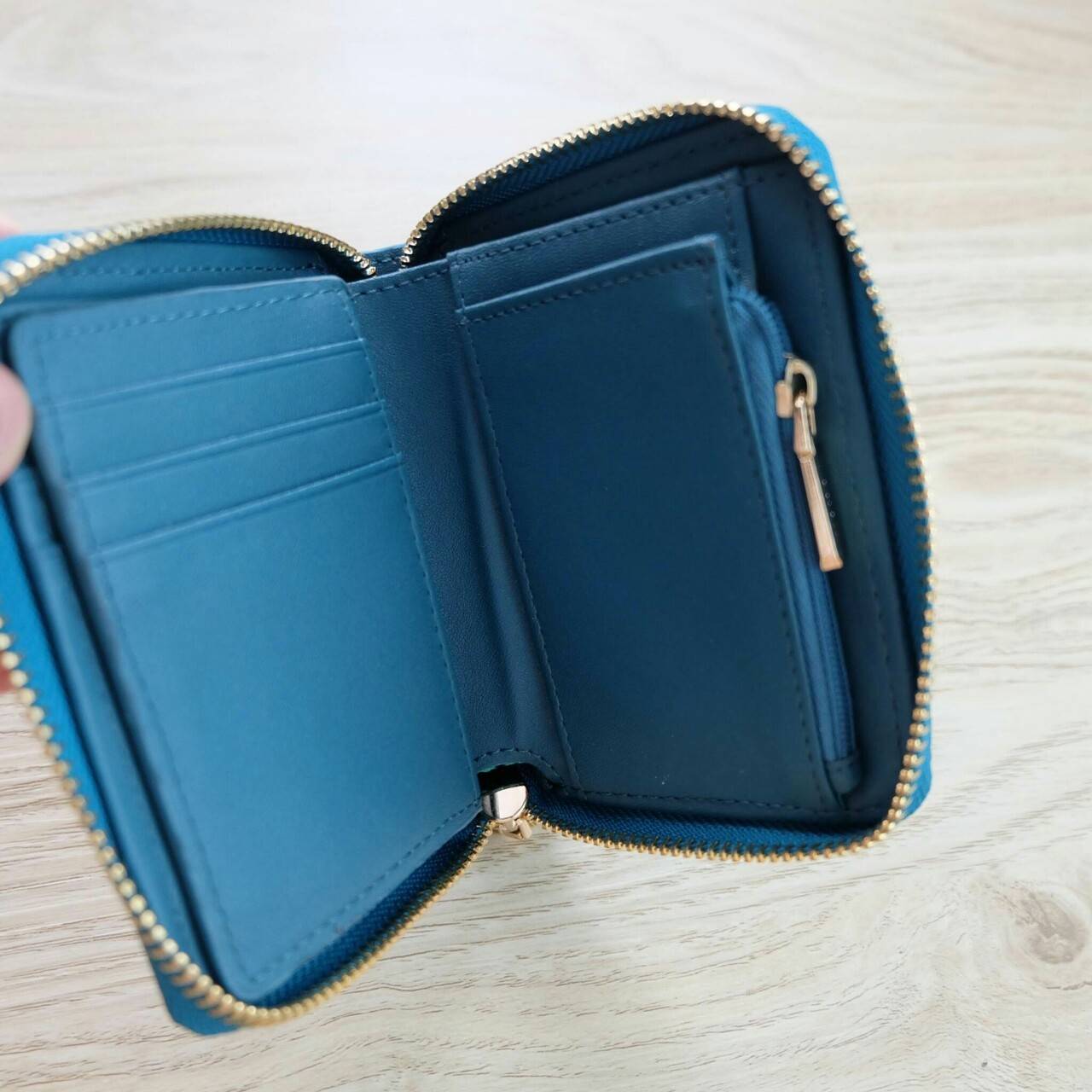 Charles & Keith Basic Square Wallet กระเป๋าสตางค์ใบสั้นซิปรอบ เปิด - ปิดกระเป๋าด้วยซิป ด้านในมีช่องใส่บัตร ช่องใส่ธนบัตร และช่องซิปใส่เหรียญค่ะ