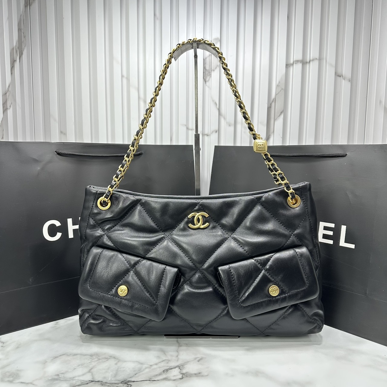 ORI หนังแท้ | Chanel shopping bag Shiny Leather Black / Chanel Tote Bag 36cm กระเป๋าสะพายทรงโท้ทใบใหญ่ ภายในโล่งกว้างจุของได้เยอะ คอลเลคชั่นฤดูใบไม้ร่วง-ฤดูหนาว 2025/26 ถ่ายทอดเสน่ห์เย้ายวนเหนือกาลเวลา