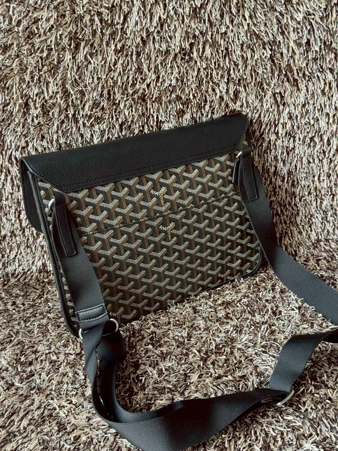 ORI หนังแท้ | Goyard Coursier Messenger bag กระเป๋าทรงแมสเซ็นเจอร์ดีไซน์ใหม่เพรียวบาง น้ําหนักเบากะทัดรัด ภายในมีช่องหลักขนาดใหญ่และกระเป๋า มีช่องด้านหลังสําหรับจัดเก็บสิ่งจําเป็นในชีวิตประจําวัน