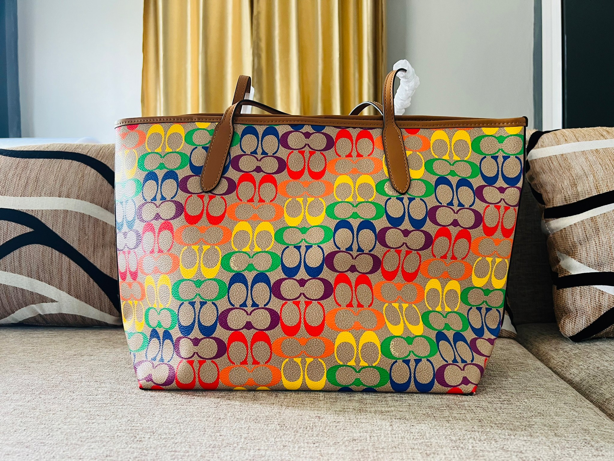 COACH CITY TOTE IN RAINBOW SIGNATURE CANVAS C4181 กระเป๋าสะพายข้างทรงโท้ทใบใหญ่ หนังลาย C สกรีนลายโค้ช รุ่นนี้ ปากกระเป๋าไม่มีชิป มีกระดุม แม่เหล็ก ด้านในมีช่องซิปไว้ใส่กระเป๋าเงินได้คะ เป็น รุ่นยอดนิยมคะ จุของได้เยอะมาก