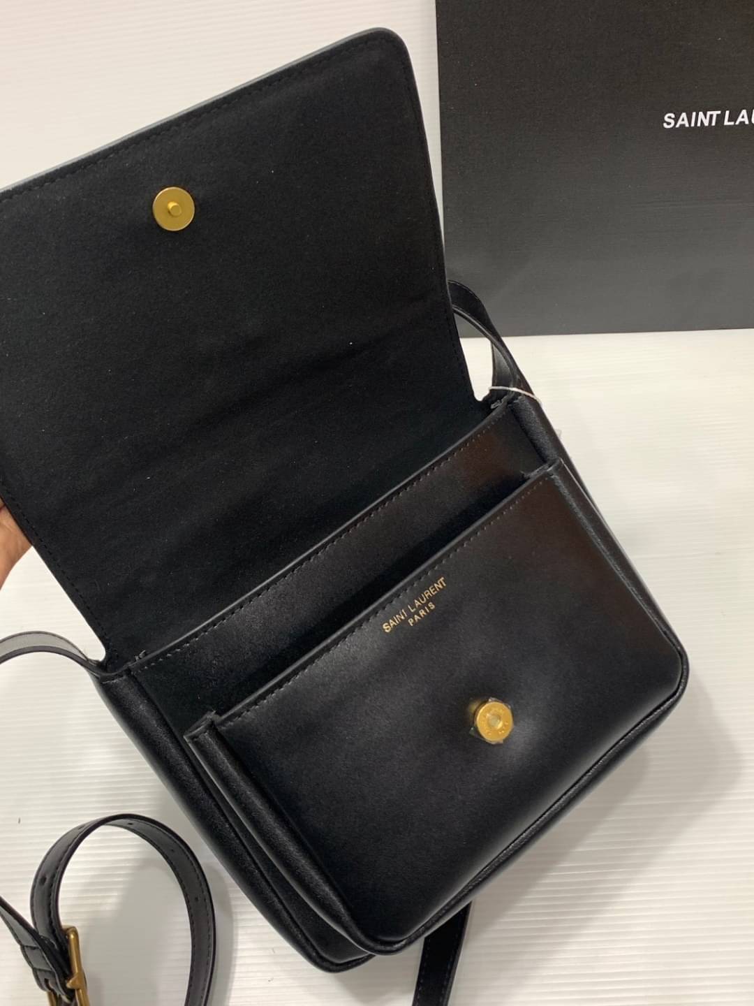 YSL Niki BESACE Brick Leather Bag กระเป๋าสะพายไหล่หูจับในตัว หรูหราขั้นสุด เสิร์ฟมาให้สวยทันใช้ปีใหม่แน่นอนค่า ใบจริงดูแพงเกินคุ้ม ดีไซน์เรียบแต่โดดเด่นด้วยความเป็นเอกลักษณ์ ภายในโล่งกว้าง สะพายได้สวยๆปังๆก่อนใคร ของใหม่แบบนี้รีบตำเลยน้า