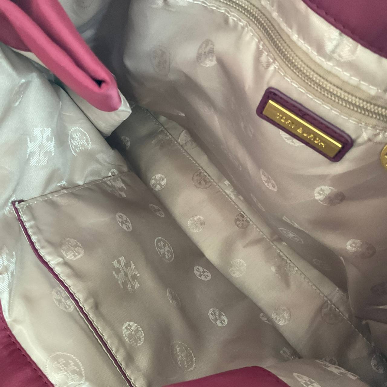 กระเป๋าทรงโท้ทใบใหญ่ TORY BURCH ELLA TOTE BAG วัสดุ NYLON ทั้งใบตัดด้วยหนังสีดำ แต่งโลโก้แบรนด์ด้านหน้า ด้านข้างมีกระดุม สามารถขยายทรงได้ ด้านในเปิดปิดด้วยกระดุมแม่เหล็กฝัง ช่องกว้างหลักหนึ่งช่องและช่องซิปอีกช่อง สามารถใส่แล็ปท็อปได้สบาย ใบใหญ่เว่อวัง ไอเ