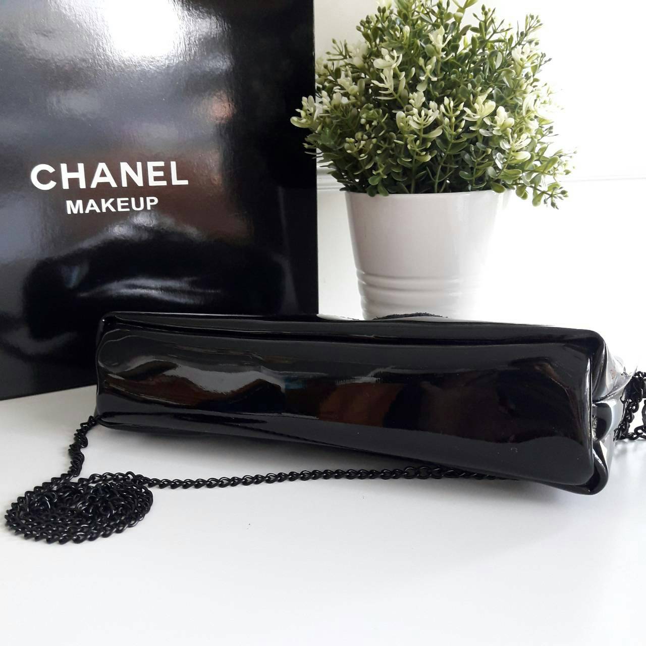 Chanel precision luxury leather clutch with chain จากงานพรีเมี่ยมกิ๊ฟ แบรนด์ดังหนังแก้วมันสวยหรู ด้านหน้า ตกแต่งโลโก้แบรนด์บนเฟอร์สีดำ สายโซ่ยาวสีดำสุดหรู สายถอดเก็บได้ ด้านในบุผ้ามันสีแดง ปั้มแบรนด์แท้ จุของได้เยอะ ใส่มือถือได้ทุกรุ่นไปอีกก จะสะพายหรือถื