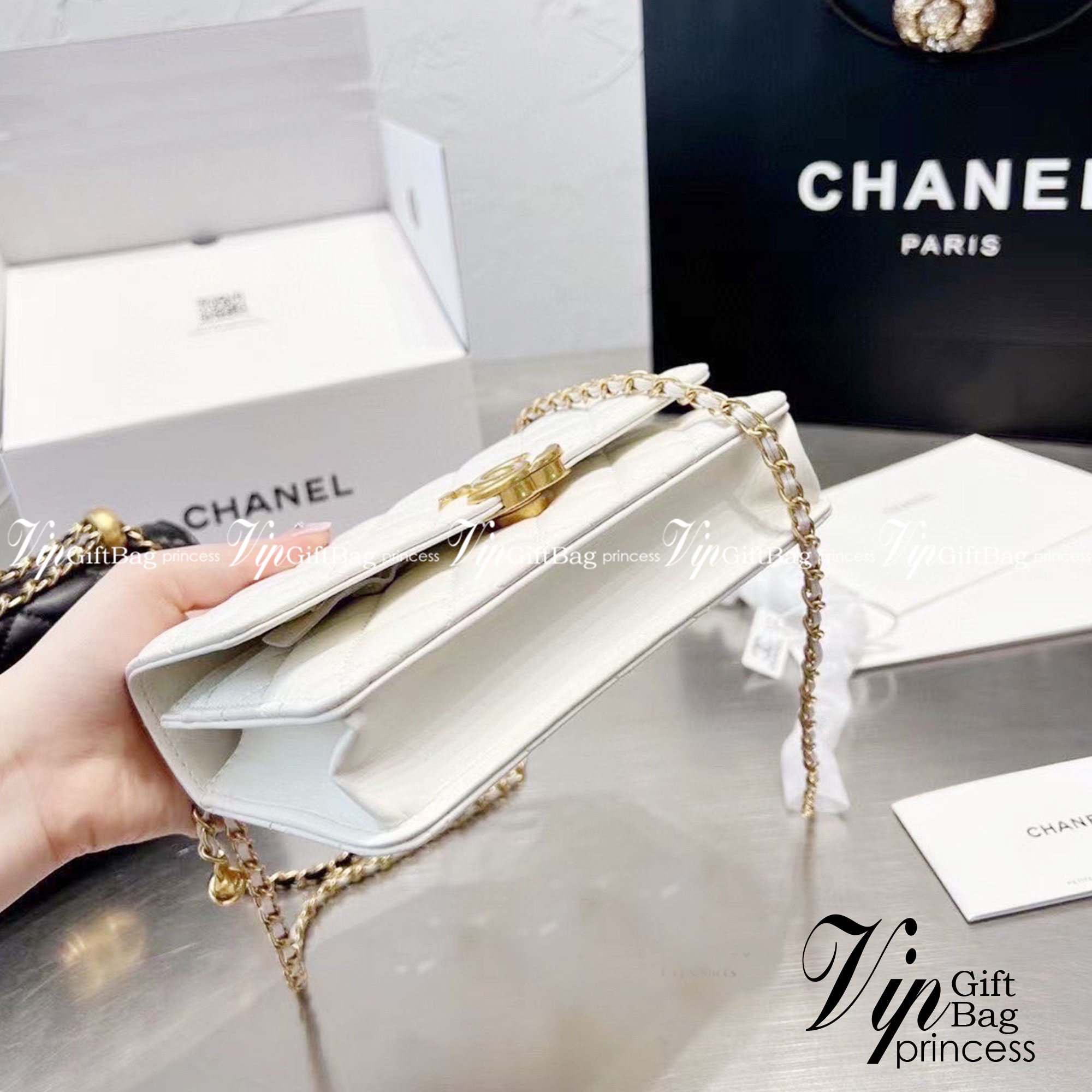 Chanel flap bag / Chanel Woc with Adjustable Ball Chain ปังไม่ไหว woc ทรงที่สาวๆควรมีติดไว้ได้ใช้แน่นอนค่ะ รอบนี้จัดมาเสิร์ฟ 2 สี พร้อมสายสะพายครอสบอดี้ งานปั้มทุกจุด ใช้ได้ทุกลุค เกรดงานสวย งานชนชอป ใช้ได้ Everyday Look เลยค่า