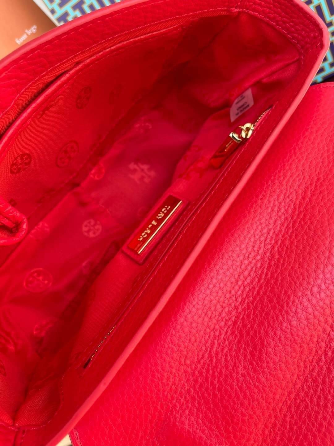 Tory burch description mercer adjustbale shoulder bag เป็น Collection รุ่นท็อปที่สาว ๆ หลายคนถูกใจ ด้วยทรงกระเป๋าคลาสสิกสุดเก๋ ใช้งานแบบไหนก็ดูดี ในลุคช์สาวหวานแบบสะพายสายคู่ หรือ ต้องการความคล่องตัวด้วยการสะพายแบบครอสบอดี้ มีดีไซน์ที่ Practical ต่อการใช้