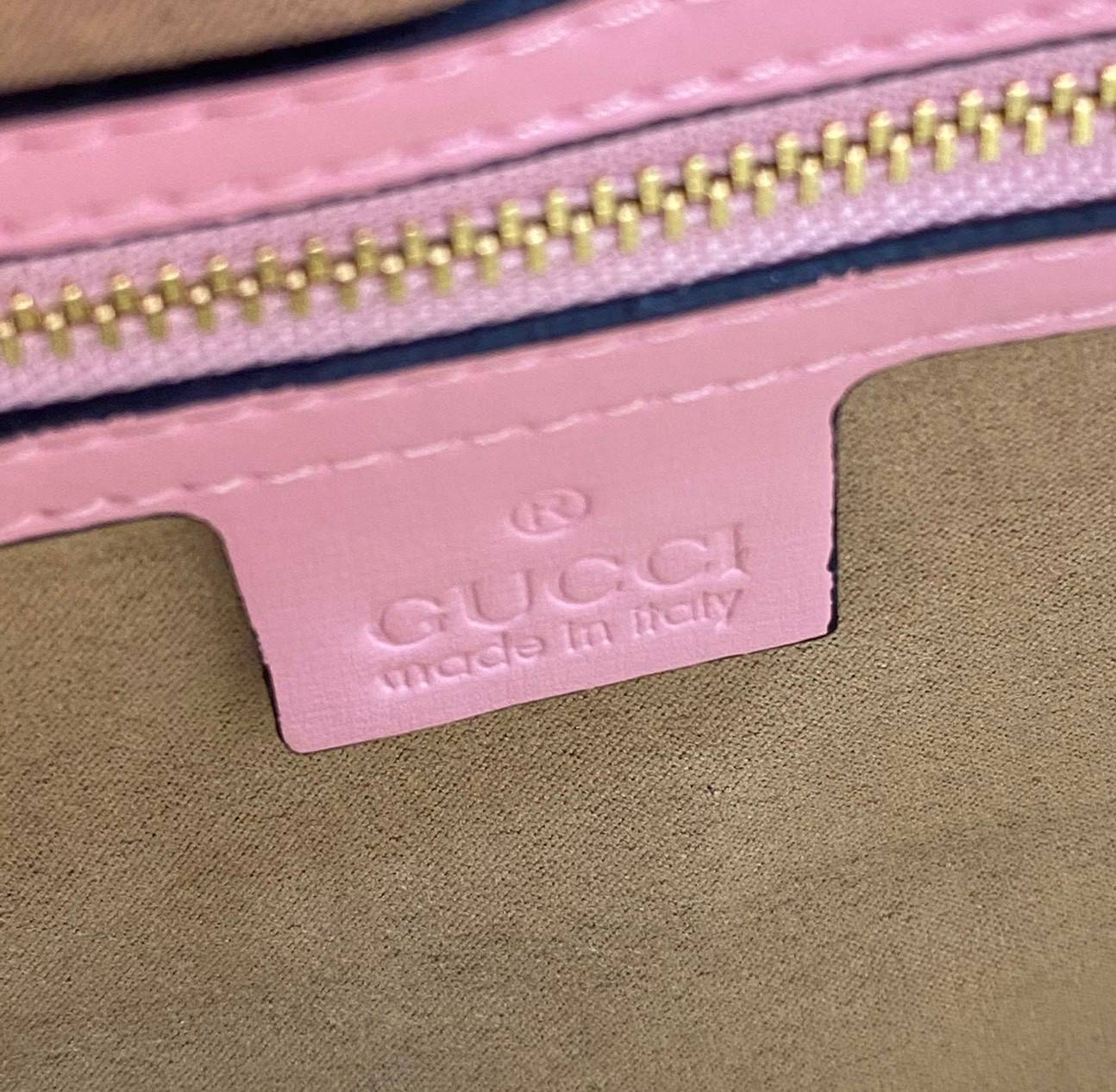 VIP GIFTbag 】หนังแท้ GUCCI Jackie 1961 mini shoulder bag กระเป่ารุ่นฮิตจาก Gucci ต้องบอกเลยว่าสำหรับสาวๆหลายคนนั้น ที่ชื่อชอบ หรือเป็นสาวกกลับแบรนด์อย่าง Gucci ต้องบอกเลยนะว่าสำหรับรุ่นนี้ห้ามพลาดไปทีเดียว บอกว่าได้เป็นตำนานควาวินเทจได้อย่างดี โดยขนาดของต