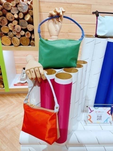 LONGCHAMP LE PLIAGE RE-PLAY Shoulder bag แฟน ๆ ของกระเป๋าไนลอนพกพาอันเป็นเอกลักษณ์ของแบรนด์ ตอนนี้มีคอลเลกชั่นใหม่ล่าสุดให้เลือกสรร