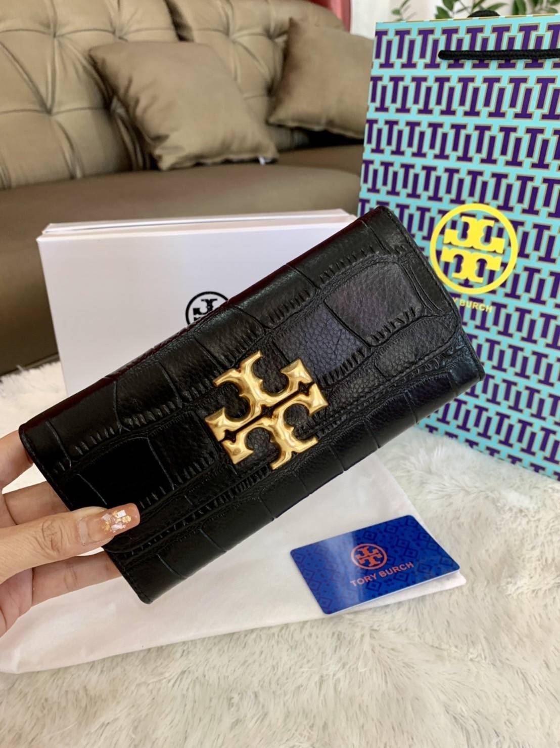 TORY BURCH Croc Long Wallet กระเป๋าสตางค์ใบยาว วัสดุหนังแกะสังเคราะห์ อะไหล่อทองโดดเด่นที่ด้านหน้า หนังเงาขึ้นรูปสวย เปิด-ปิดด้วยกระดุม ด้านในกระเป๋าแบ่งออกเป็นPatation มีช่องชิปยาวตรงกลาง มีช่องสำหรับ 6 ใบ งานสวยพร้อมส่งให้รับทรัพย์กันแล้ววันนี้