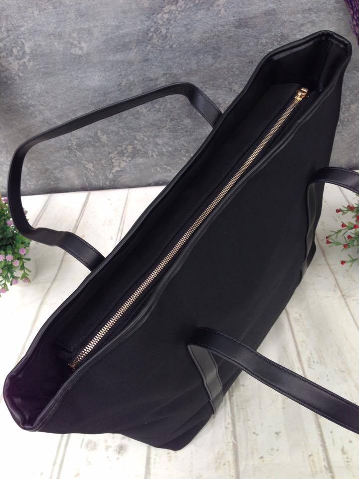 งานพรีเมี่ยมกิ้ฟ จากเคาเตอร์ต่างประเทศค่ะ กระเป๋าสะพาย Shopping ใบใหญ่ จากแบรนด์ PRADA เปิดปิดด้วยซิป ปั้มแบรนด์ สายสะพายหนัง สะพายไหล่ได้ ไม่ติด จุคุ้มมากสุดๆค่ะ ใส่เสื้อผ้า 1-2 วันได้สบายค่ะ เหมาะมากกับสาวๆที่สัมภาระเยอะค่ะ ใช้แล้วสวยมากๆคุ้มเกินราคารับ