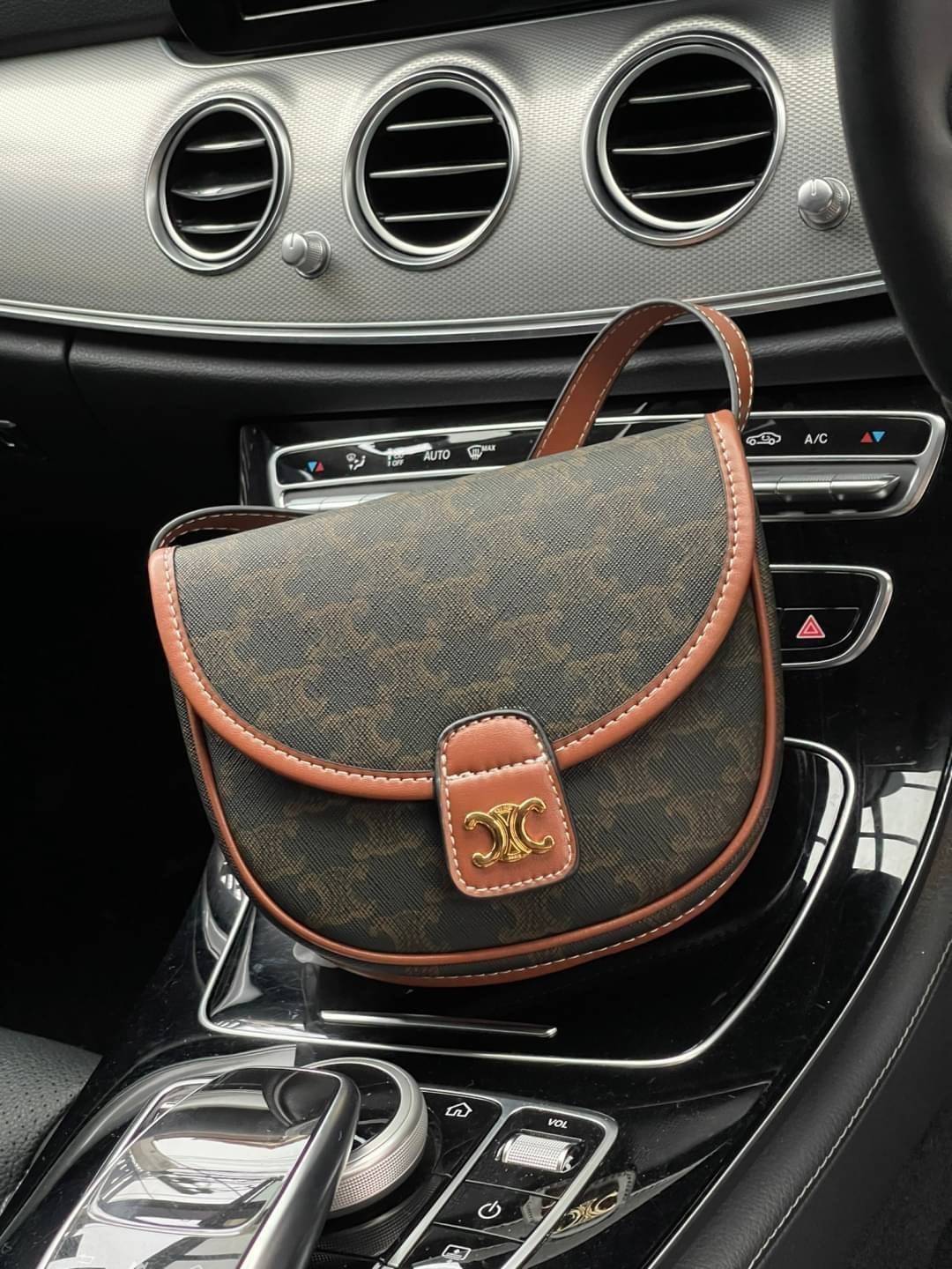 CELINE MINI BESACE IN TRIOMPHE CANVAS หรูหราไปกับกระเป๋าหนังแคนวาสลาย triompe ด้วยขนาดที่กะทัดรัดและดีไซน์ที่เรียบหรูนี้ จึงสามารถนำไปแมทช์กับการแต่งตัวได้ง่าย ไม่ว่าจะเป็นสไตล์การแต่งตัวเท่ ๆ จนถึงสไตล์การแต่งตัวน่ารัก ๆ เพิ่มความหรูหราและโดดเด่นด้วยการต