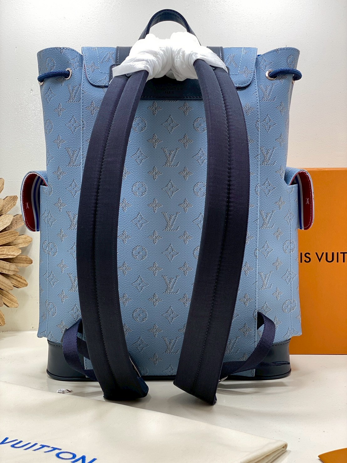 VIP หนังแท้ | LV Christopher MM Backpack กระเป๋าสะพายหลังรุ่นใหม่รังสรรค์จาก Monogram Heritage แคนวาสในสีสันที่ได้แรงบันดาลใจจากการท่องโลกผ่านผืนน้ำและเรือเดินสมุทรสุดหรู