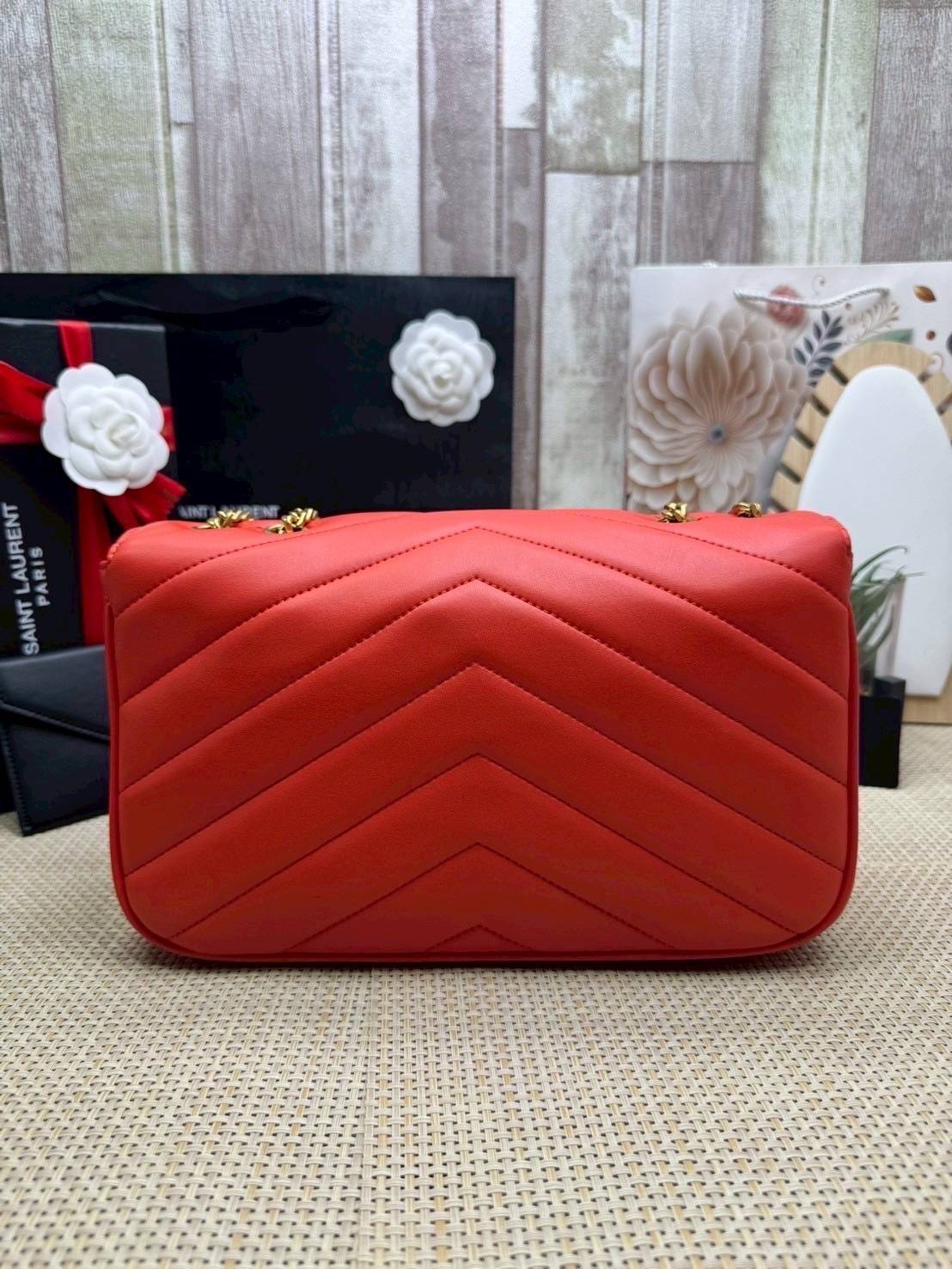 ORI หนังแท้ | 28cm YSL LOULOU medium in MATELASSÉ กระเป๋าสะพายสายโซ่าีทองหรูหรา งานหนังแท้เนื้อนุ่มตะเข็บเย็บลายเชฟรอนสวยหรูโดดเด่นเป็นเอกลักษณ์ 🤍 เกรดออริจินอล หนังแท้