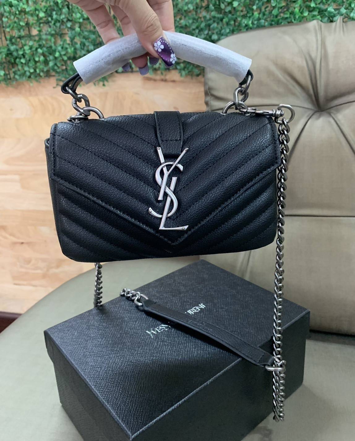 VIP 】SAINT LAURENT CLASSIC BABY COLLEGE MONOGRAM CHAIN BAG IN BLACK MATELASSE LEATHER VIP GIFT WITH PURCHASE (GWP) พรีเมี่ยมกิ้ฟ Limited Edition จาก YSL DUTY FREE COUNTER กระเป๋าสะพายรูปทรงน่ารัก ดีไซต์มาใหม่สำหรับสาวก SAINT LAURENT มีหูจับเกร๋ๆ ที่ด้านบน