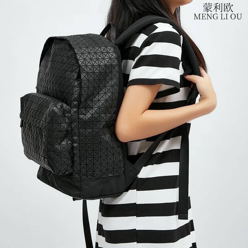 Bao Bao Issey Miyake Daypack geometric backpack กระเป๋าเป้ทรงคลาสสิก รองรับน้ำหนักได้ดี เหมาะกับการเดินทาง เป้สะพายหลังรุ่น Daypack One-Tone Backpack มาในรูปทรงกระเป๋าเป้สุดคลาสสิก โดดเด่นด้วยการออกแบบที่เป็นเอกลักษณ์ วัสดุสามเหลี่ยมขนาดเล็กพิเศษ ได้กลิ่น