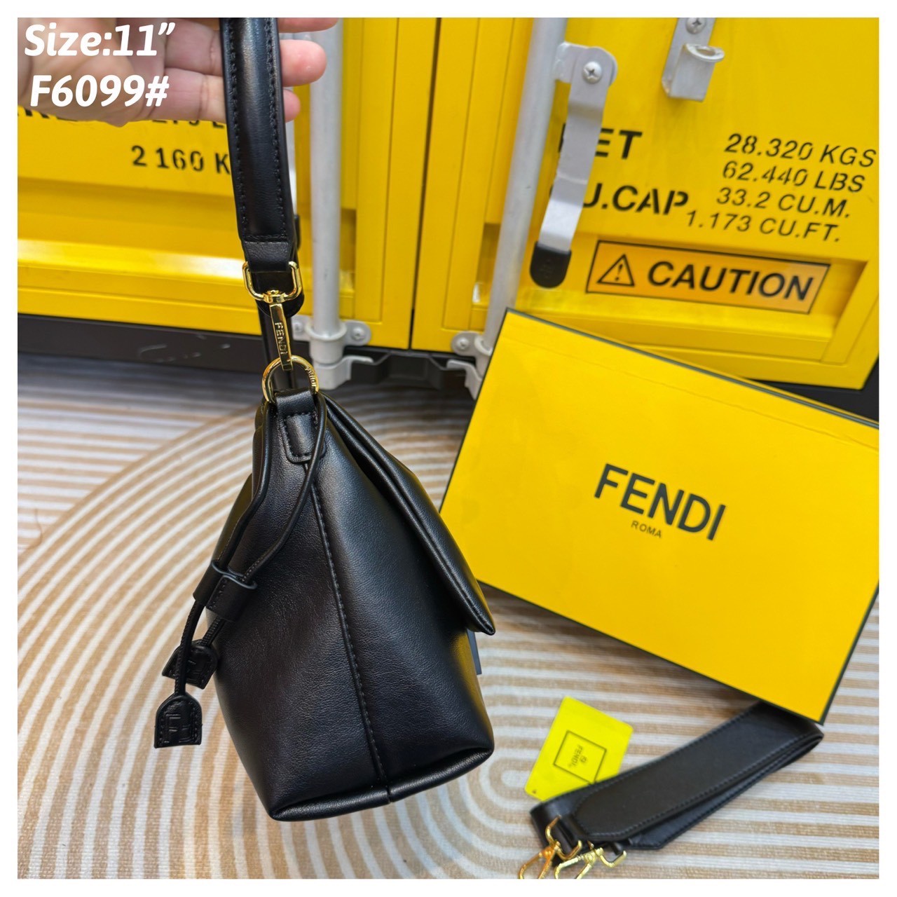 FENDI Mamma Baguette Bag กระเป๋าสะพายทรงสวย ดีไซน์เรียบง่ายคลาสสิค หรู ดูผู้ดี รูปทรงใช้งานง่าย หนังสวยสัมผัสนุ่ม ใหม่ล่าสุด รุ่นลิมิเต็ดที่สาวๆตามหา ภายในโล่งกว้าง เสิร์ฟให้ในราคาน่ารักๆ