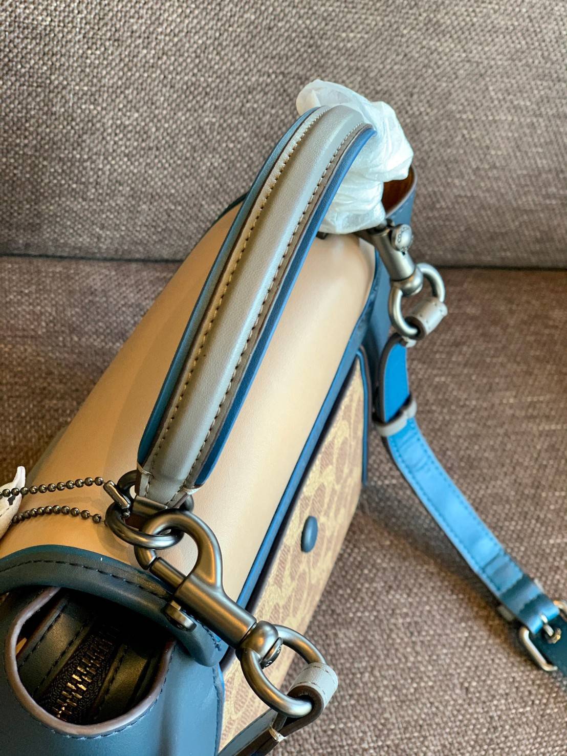 COACH COURIER CARRYALL 23 IN COLORBLOCK SIGNATURE CANVAS พร้อมส่ง 7 แบบ พร้อมส่ง ลุคดูไฮสุดๆค่ะ! กระเป๋าสะพายหนังหรูหราและคลาสสิค หนังแท้ชั้นดีที่สุด น้ำหนักเบา หนังสวยมากก สัมผัสแล้วหลงรักแน่นอนจ้าา😘