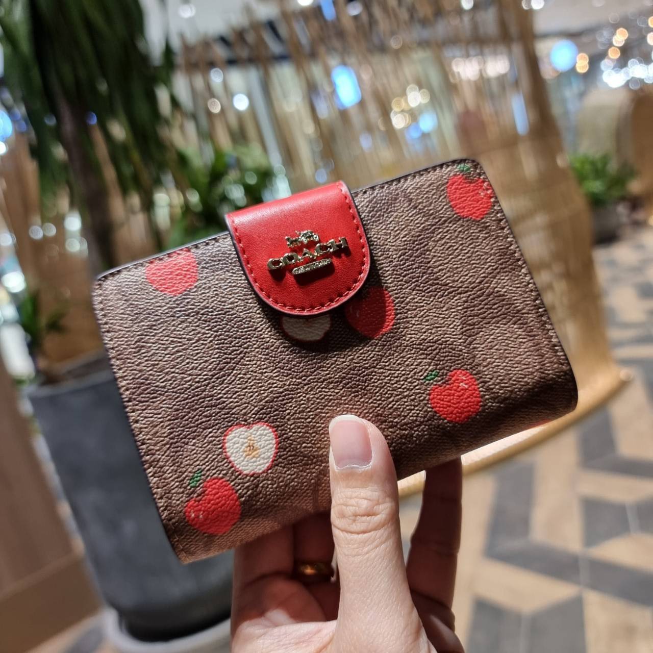 COACH C4117 MEDIUM CORNER ZIP WALLET IN SIGNATURE CANVAS WITH APPLE PRINT ดีไซน์ใหม่ล่าสุด!! คอลเลคชั่นลายพริ้นท์แอปเปิ้ลแดงโดดเด่นบนพื้นลายซิกเนเจอร์ เพิ่มลูกเล่นให้กระเป๋าสตางค์ของคุณ กระเป๋าสตางค์ใบกลาง ขนาดกำลังเหมาะมือ วัสดุหนังแคนวาส ดูแลรักษาง่าย ม
