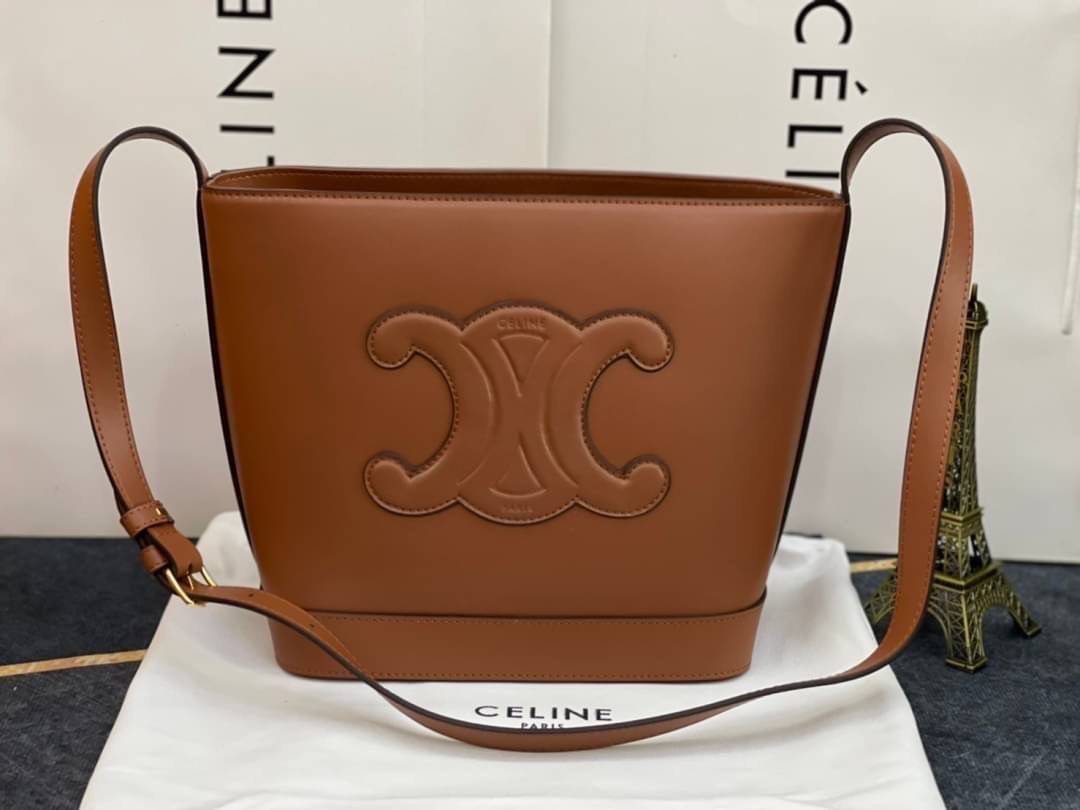 หนังแท้ CELINE SMALL BUCKET CUIR TRIOMPHE IN SMOOTH CALFSKIN / CELINE BUCKET BAG CUIR TRIOMPHE พร้อมส่งที่ไทย คอลเลคชั่นใหม่ ฮิตข้ามปี กับกระเป๋าสะพายทรงถัง ใช้งานง่ายที่สุด สายสะพายในตัว ปรับใช้ได้เลย วัสดุหนังวัว เรียบหรู ผู้ดีไปอีก โดดเด่นด้วยโลโก้เอกล