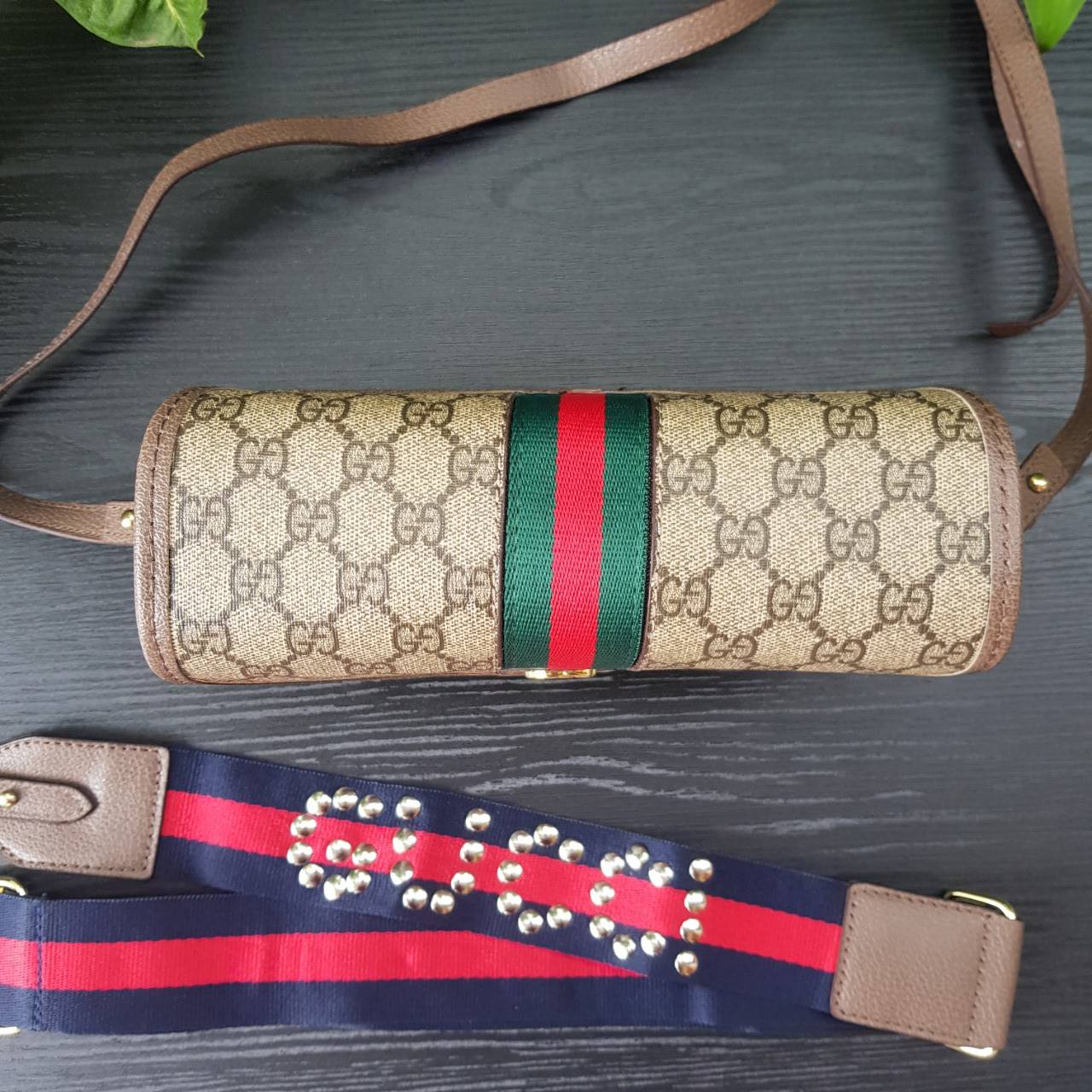 GUCCI Ophidia mini GG shoulder bag กระเป๋าถือ กระเป๋าสะพายทรงสวย ดีไซน์ที่เป็นเอกลักษณ์ จะถือเป็นครัช สะพายไหล่ หรือครอสบอดี้ก็สวยลงตัวได้ทุกสไตล์