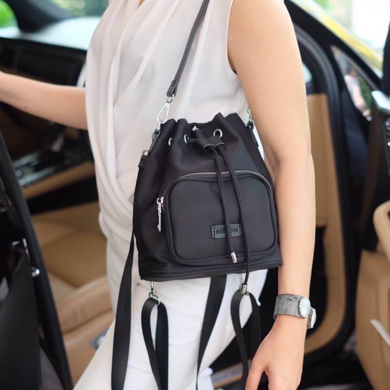 Parfois Bucket backpack กระเป๋าเป้ ถอดสายได้ มีสายสั้นให้สามารถถือ หรือสะพายข้างก้อได้ค่า ดีไซน์เกร๋มาก สีดำสวยมาก chic สุดๆ รุ่นนี้ รูปแบบน่ารัก แอบเก๋ด้วยดีไซด์ของตัวกระเป๋า ด้านหน้ามีช่องเก็บของ และที่มัดสายกระเป๋า ภายในมีช่องเก็บของจุกจิกได้ ใบจริงสวย