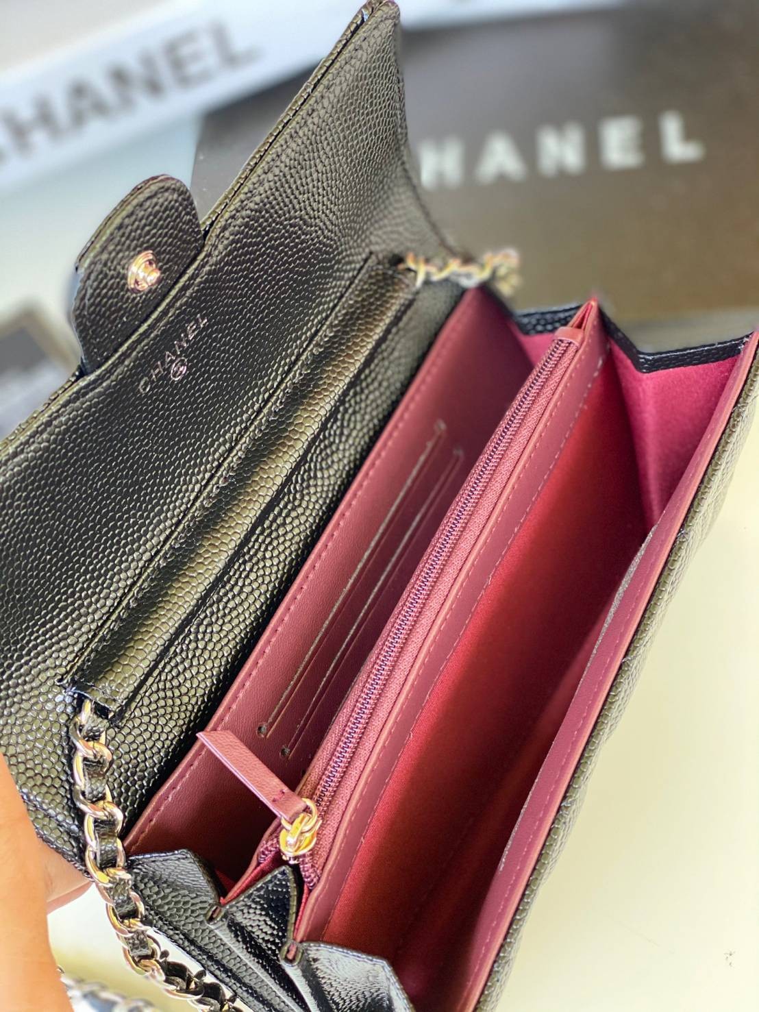 หนังแท้ CHANEL WALLET WITCH CHAIN พร้อมส่งที่ไทย ภาพสินค้าถ่ายจากงานขายจริง ใช้งานต่างประเทศได้ รุ่นยอดนิยมไอเท็มฮิตวัสดุหนังคาเวียร์สวยคลาสสิคเปิดปิดด้วยฝาปิดกระดุมด้านหน้ามีโลโก้แบรนด์อะไหล่สวยหรูดูดีมาพร้อมสายโซ่อะไหล่เงินและทอง ร้อยหนังจะสะพายไหล่ หรื
