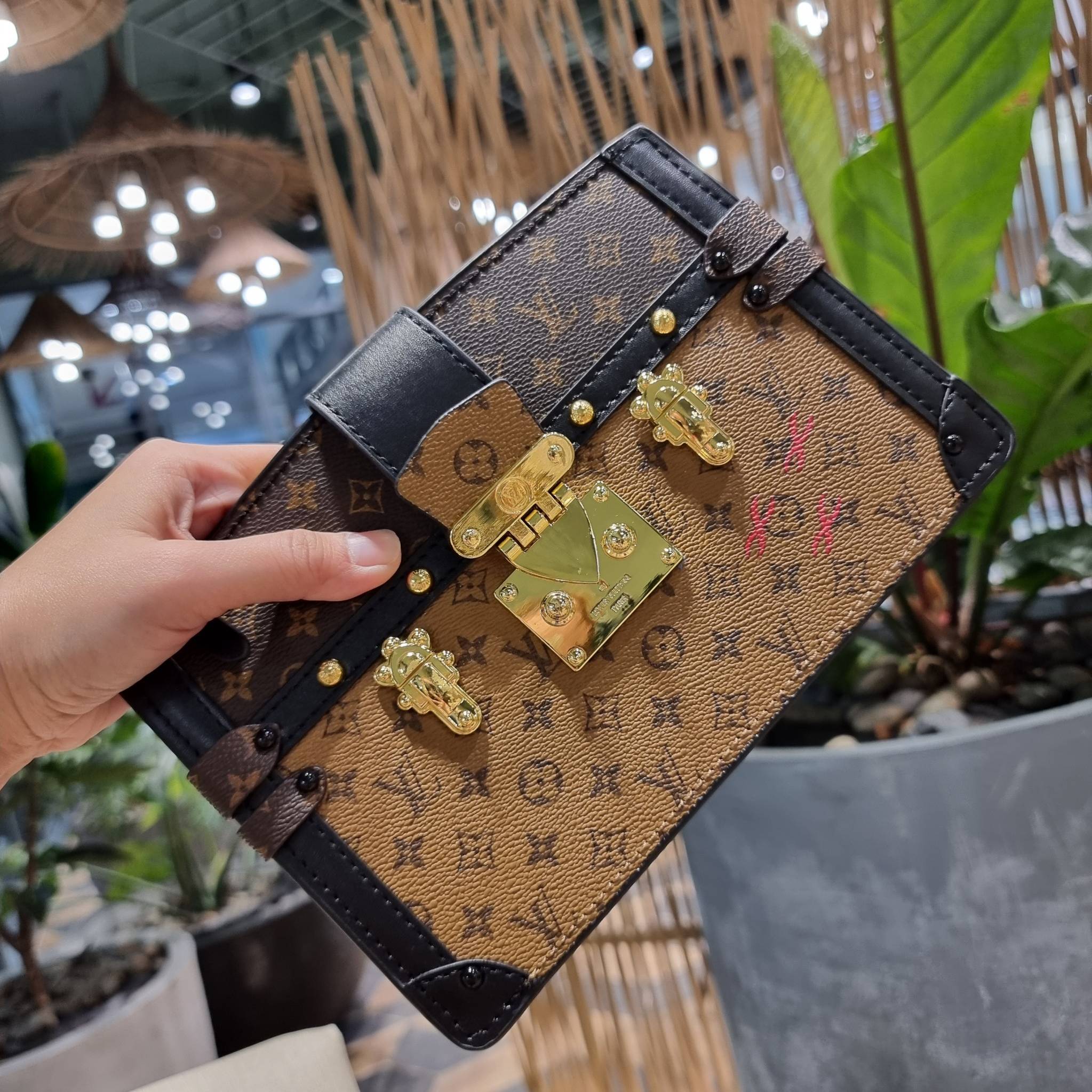 LOUIS VUITTON TRUNK CLUTCH Monogram / LV TRUNK CLUTCH กระเป๋าสะพายกึ่งคลัทช์ ทรงสวย ที่สาวๆเรียกร้อง วัสดุหนังแคนวาส ดีไซน์ทุกอย่างได้ลงตัว หรูหรา ปากกระเป๋ามีสายคาดล็อค และช่องซิปปิด ภายในแบ่งสัดส่วนไว้ดีมากๆ มาพร้อมสายสะพายโซ่สลับหนัง ที่ถอดออกได้ พกเป็