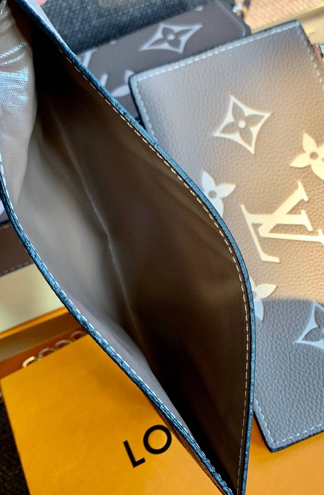 VIP 】Louis Vuitton Pochette Felicie ใบจริงหนังสวยมากๆค่า! ✔️กระเป๋าแบบคลัท มีสายสะพายโซ่มาให้ด้วยค่ะ ✔️หนังแกะสังเคราะห์อย่างดี ลายหนังสวย ปั้มลายแบรนด์ทั้งใบ ✔️รุ่นนี้มาพร้อมกระเป๋าเล็ก สำหรับใส่บัตรได้1ใบ//ใส่ธนบัตรแบบมีซิปรูดอีก1ใบ