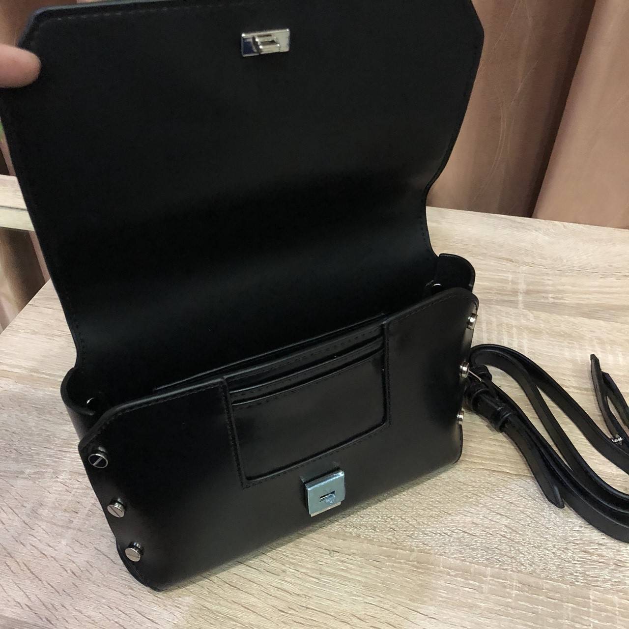 Charles&keith push-lock chain shoulder bag กระเป๋าถือหรือสะพาย ขนาดกำลังดี เนื้อเรียบ อยู่ทรงสวย ประดับด้วยหมุดด้านข้าง เปิดปิดแบบดันล็อค ภายในมีช่องใส่บัตร โล่งกว้าง จุของได้เยอะ มาพร้อมสายสะพายยาวสามารถถอดออกได้ปรับระดับได้ จะถือหรือสะพายก็สวยเก๋ ไปได้ท