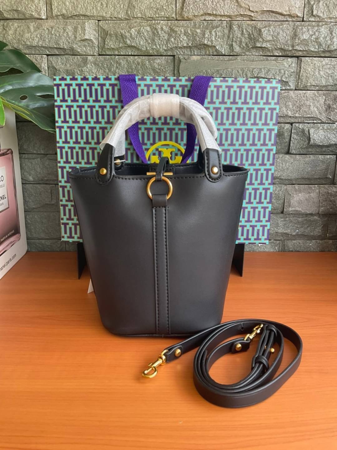 TORY BURCH LEATHER BUCKET BAG MILLER MINI BAG รุ่น 55222 กระเป๋าสะพาย Crossbody ทรงถังสวยสุดฮิต เป็นรูปทรงใหม่