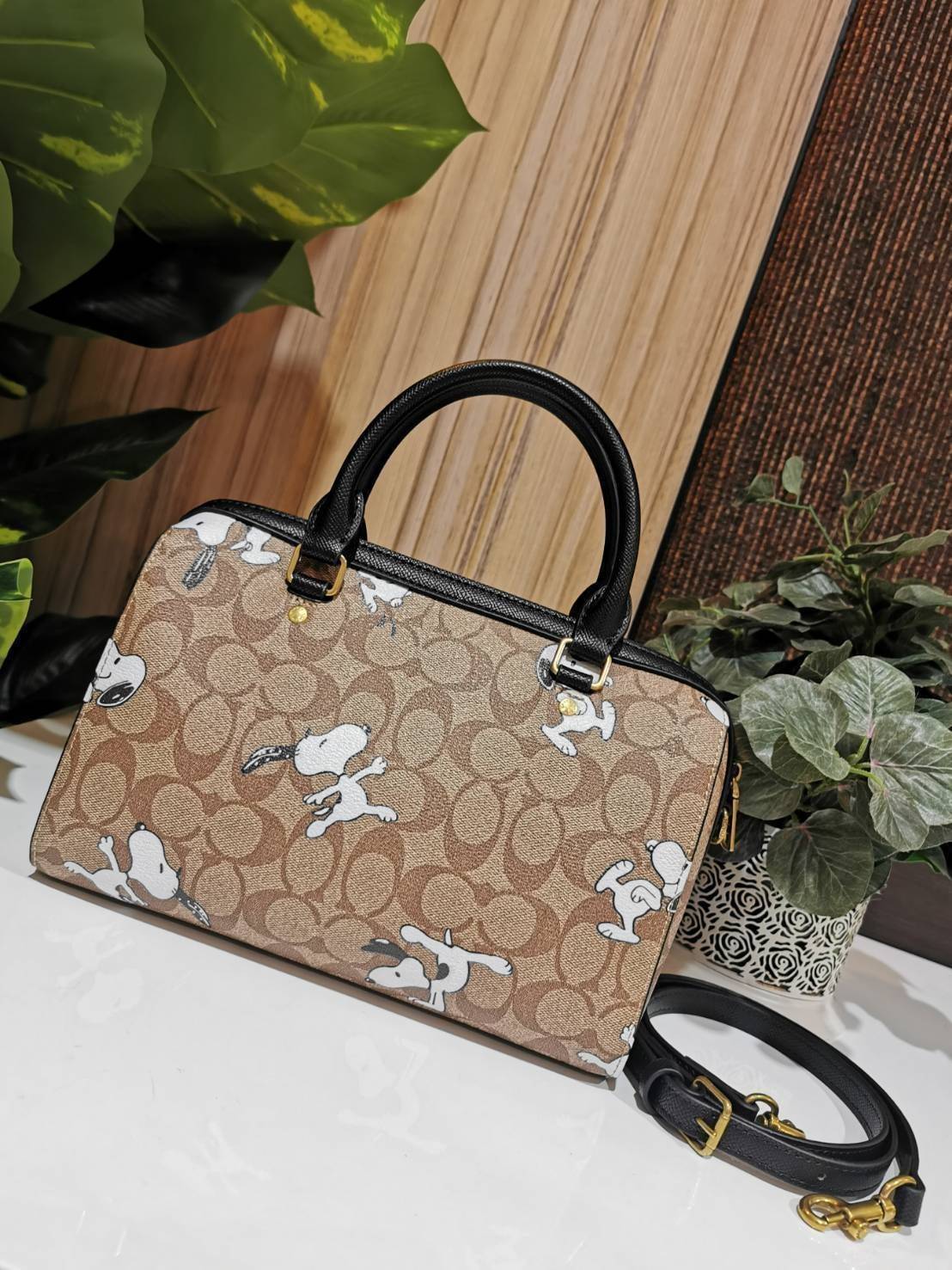 COACH FACTORY BOSTON BAG IN SIGNATURE X SNOOPY COLLECTION กระเป๋าถือหรือสะพายคอลเลคชั่นพิเศษจาก Coach Factory วัสดุ Signature refined calf leather หนังแท้ลายคอลเลคชั่น Snoopy เทคเจอร์สวยอยู่ทรง ดีไซน์ยอดนิยม ด้านหน้ามีโลโก้และช่องซิปแบรนด์ ช่องหลักเปิดปิด