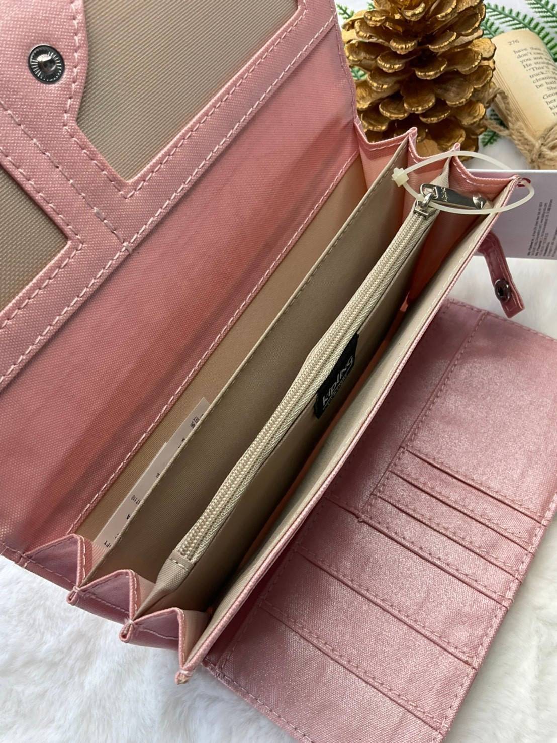 กระเป๋าสตางค์ยาว 3 พับตอน Kipling Brownie long tri-fold wallets กระเป๋าสตางค์ยาวแบบ3พับตอน วัสดุกันน้ำ เปิดปิดด้วยกระดุมแป๊ก มีช่องใส่ธนบัตรหลายช่อง ช่องเสียบการด์ได้ถึง13ช่องลายจุด และใส่รูปภาพได้อีก2ช่อง ช่องซิปใส่เหรียญ ช่องธนบัตร 3 ช่อง ที่จับหัวซิปปั