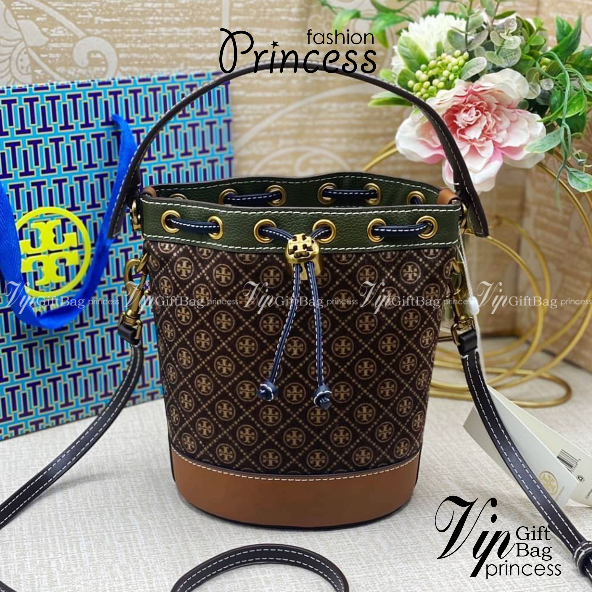 Tory Burch T Monogram Calf Hair Mini Bucket Bag กระเป๋าทรงถังผลิตขึ้นอย่างพิถีพิถันด้วยขนลูกวัวพิมพ์ลาย ตัดแต่งหนังอย่างดี