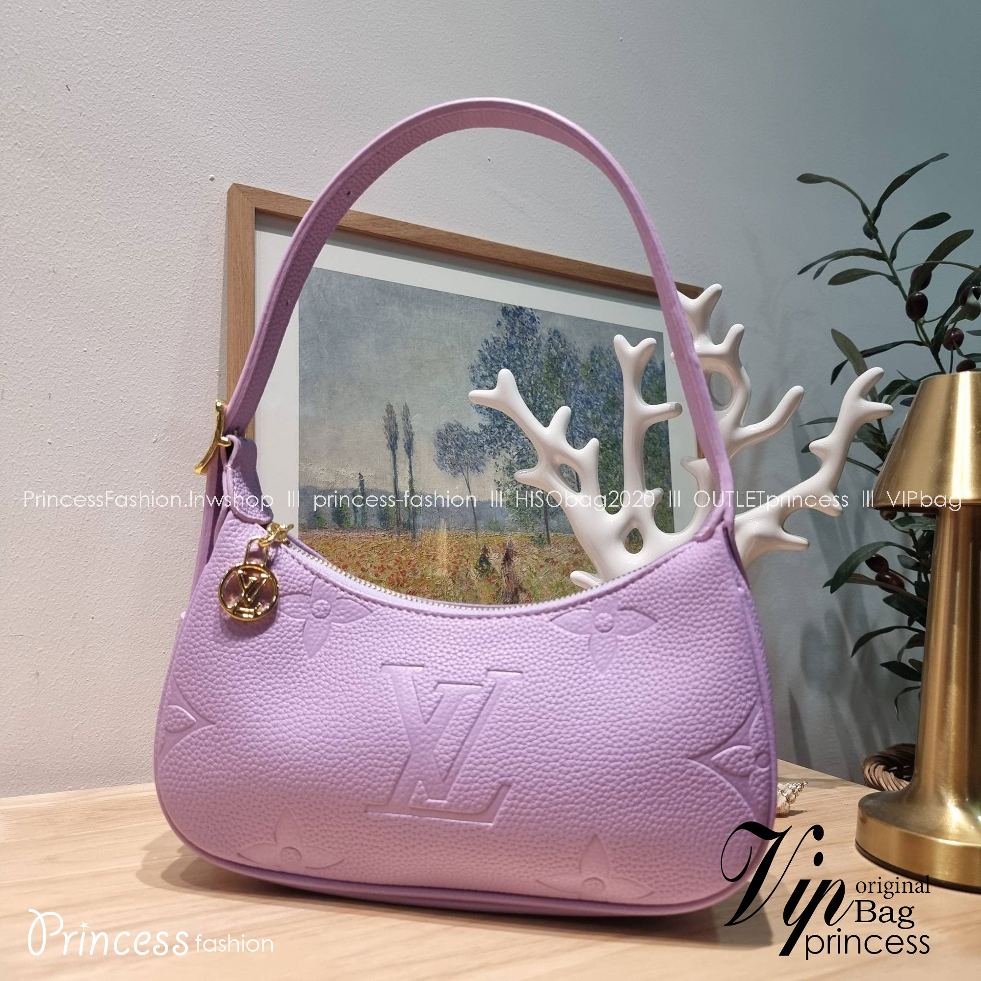 LV Mini Moon Monogram Empreinte Leather ใหม่ล่าสุด สวยสับ สวยตัวแม่ ไอเท็มเก๋ๆ ใบเดียวก็เลิศ กับกระเป๋าสะพายทรงพอช ขนาดกำลังน่ารัก พกพาง่าย รูดใช้งานสะดวกด้วยซิป ภายในเป็นช่องโล่ง มีช่องซิป ส่วนสายสะพายปรับสั้นยาวได้ตามเหมาะสม ดูดี ดูแพงทุกสี