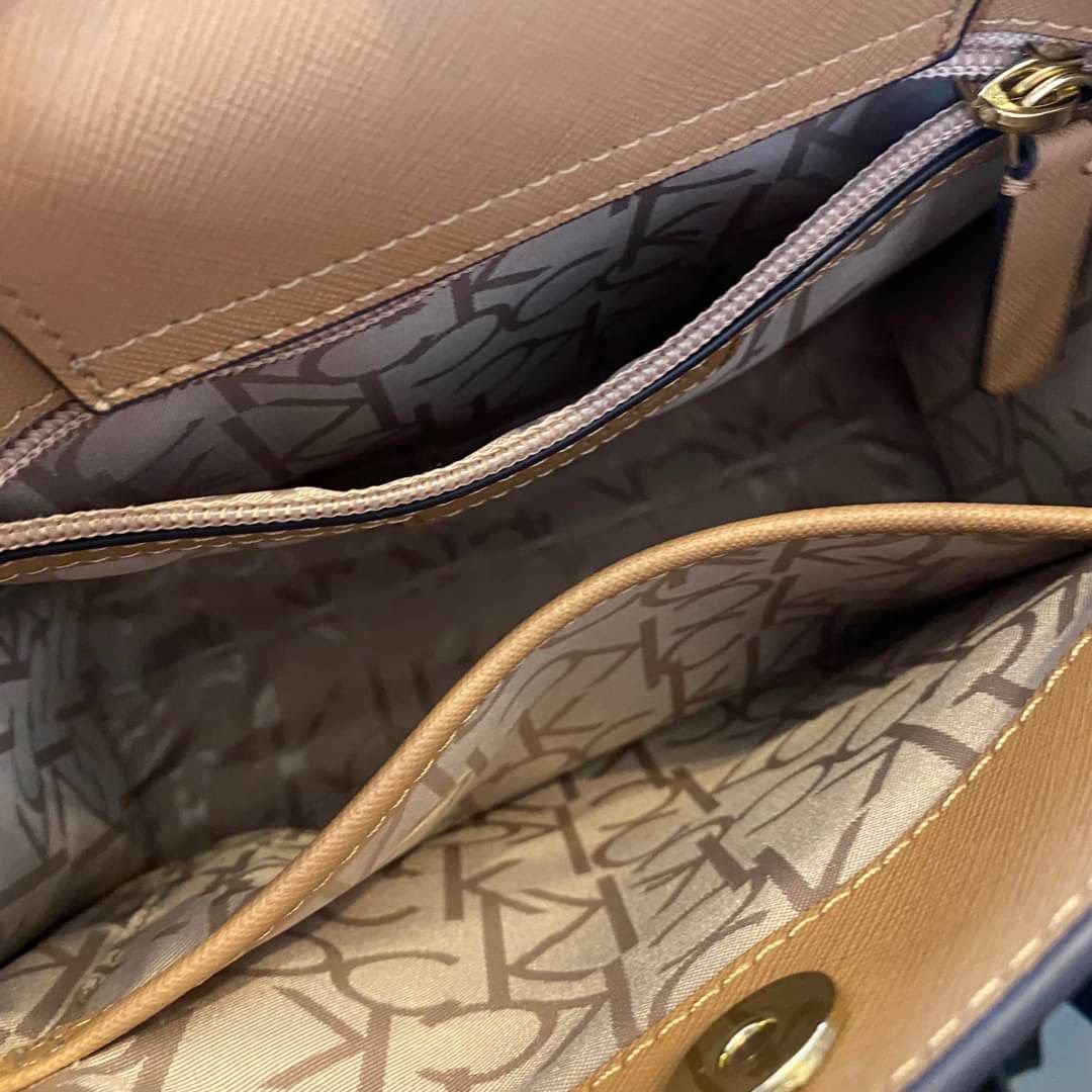 CALVIN KLEIN JEANS crossbody bag กระเป๋าถือหรือสะพาย ลายซิกเนเจอร์แบรนด์ทั้งใบ มีหูจับสำหรับถือ เปิด-ปิดกระเป๋าด้วยกระดุมแม่เหล็ก ด้านในโล่งกว้างมีช่องเล็กและช่องซิปสำหรับใส่ของจุกจิก ซับในลายแบรนด์อย่างดี มาพร้อมสายสะพายยาวปรับระดับได้ สามารถใช้ได้หลากหล