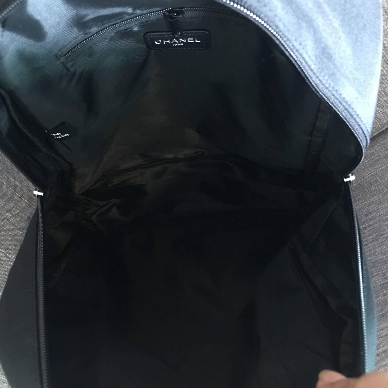 CHANEL VIP GIFT NYLON BACKPACK กระเป๋าเป้ Limited Edition VIP Gift With Purchase (GWP) ของเเท้จาก Chanel Perfumes Counter วัสดุ NYLON เนื้อหนาสีดำตัดโลโก้แบรนด์สีขาว เปิดปิดด้วยซิป หัวซิปแบรนด์ ขนาดกำลังดี น้ำหนักเบา กันนำ้ดูแลรักษาทำความสะอาดง่าย มีหูหิ้