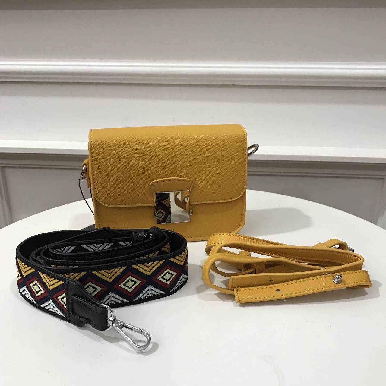 Don't Miss! Best Seller! ZARA CROSSBODY WITH 2STRAPS กระเป๋าถือหรือสะพายทรงคลัชรุ่นยอดนิยมวัสดุหนัง Saffiano อยู่ทรงสวยหรูสไตล์ PRADA แข็งแรงทนทาน ดีไซน์เก๋ไม่ซ้ำใคร เปิดปิดด้วยตัวล๊อคเอกลักษณ์ของ ZARA ภายในมีโลโก้ สามารถใส่มือถือ iphone7+ ได้ โดดเด่