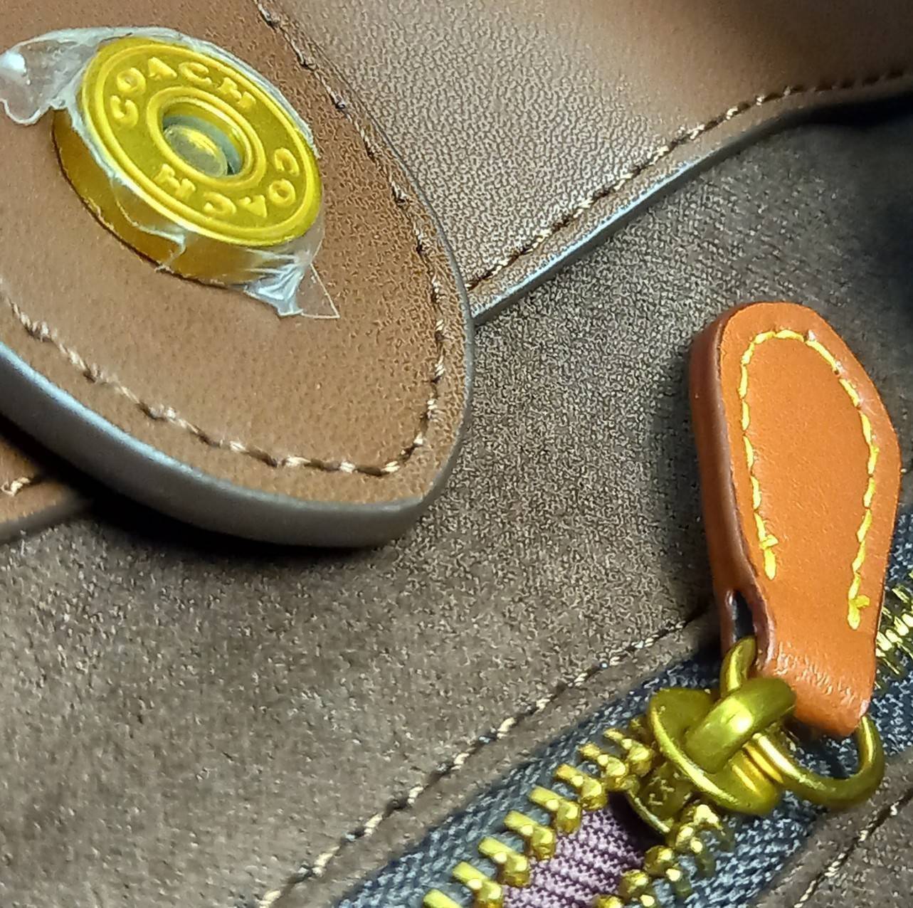 ใบนี้ ช่วยให้ชีวิตง่ายขึ้นเยอะเลย🌈🌺>>COACH FIELD TOTE 22 IN SIGNATURE JACQUARD(COACH C3865) 🍁กระเป๋าถือ สะพาย รุ่น Unisex ใช้ได้ทุกเพศวัย ขนาดเหมาะต่อการใช้งานในแต่ละวันมากๆ //วัสดุ jacquard ลาย signature ตกแต่งดีเทลด้วยหนังแ