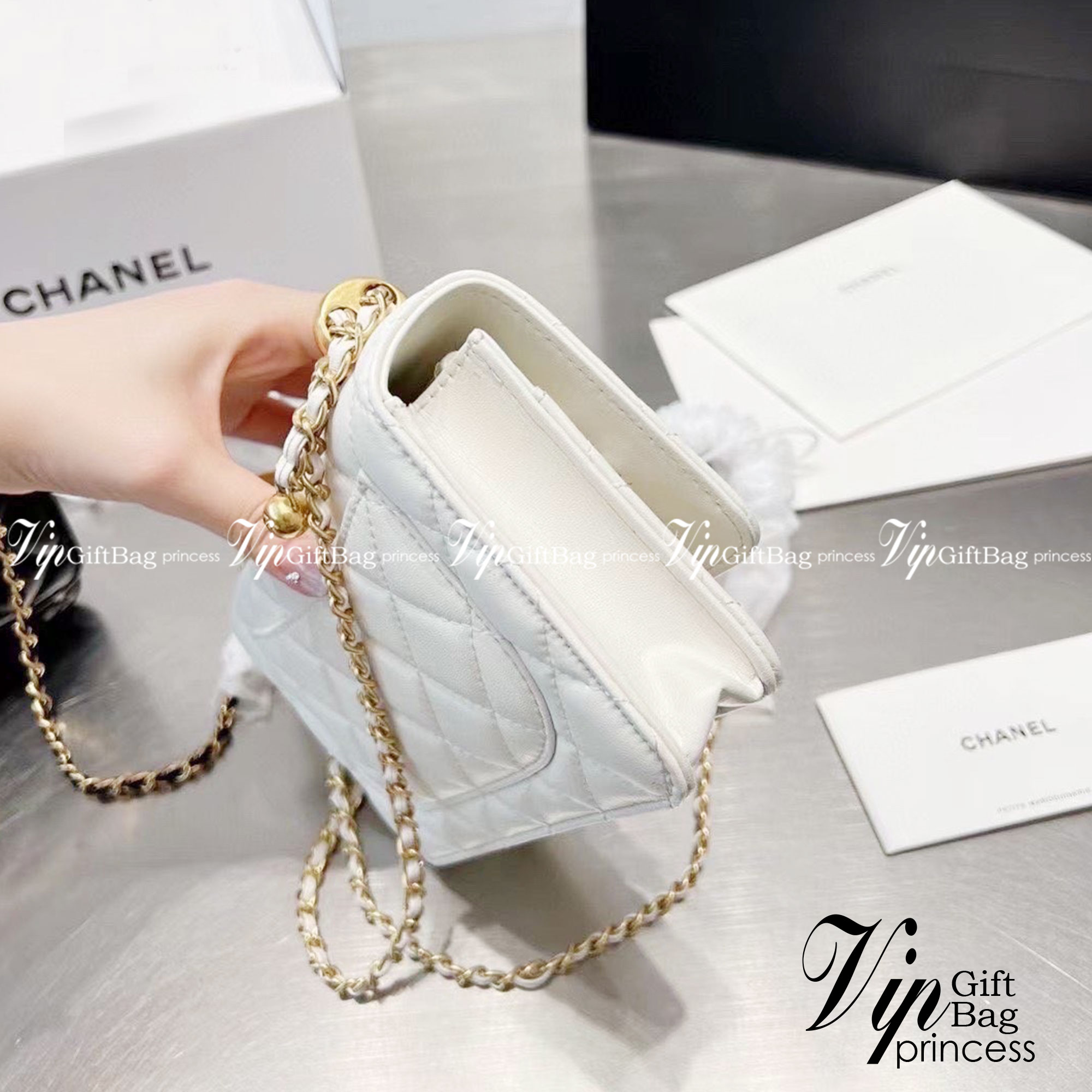 Chanel flap bag / Chanel Woc with Adjustable Ball Chain ปังไม่ไหว woc ทรงที่สาวๆควรมีติดไว้ได้ใช้แน่นอนค่ะ รอบนี้จัดมาเสิร์ฟ 2 สี พร้อมสายสะพายครอสบอดี้ งานปั้มทุกจุด ใช้ได้ทุกลุค เกรดงานสวย งานชนชอป ใช้ได้ Everyday Look เลยค่า